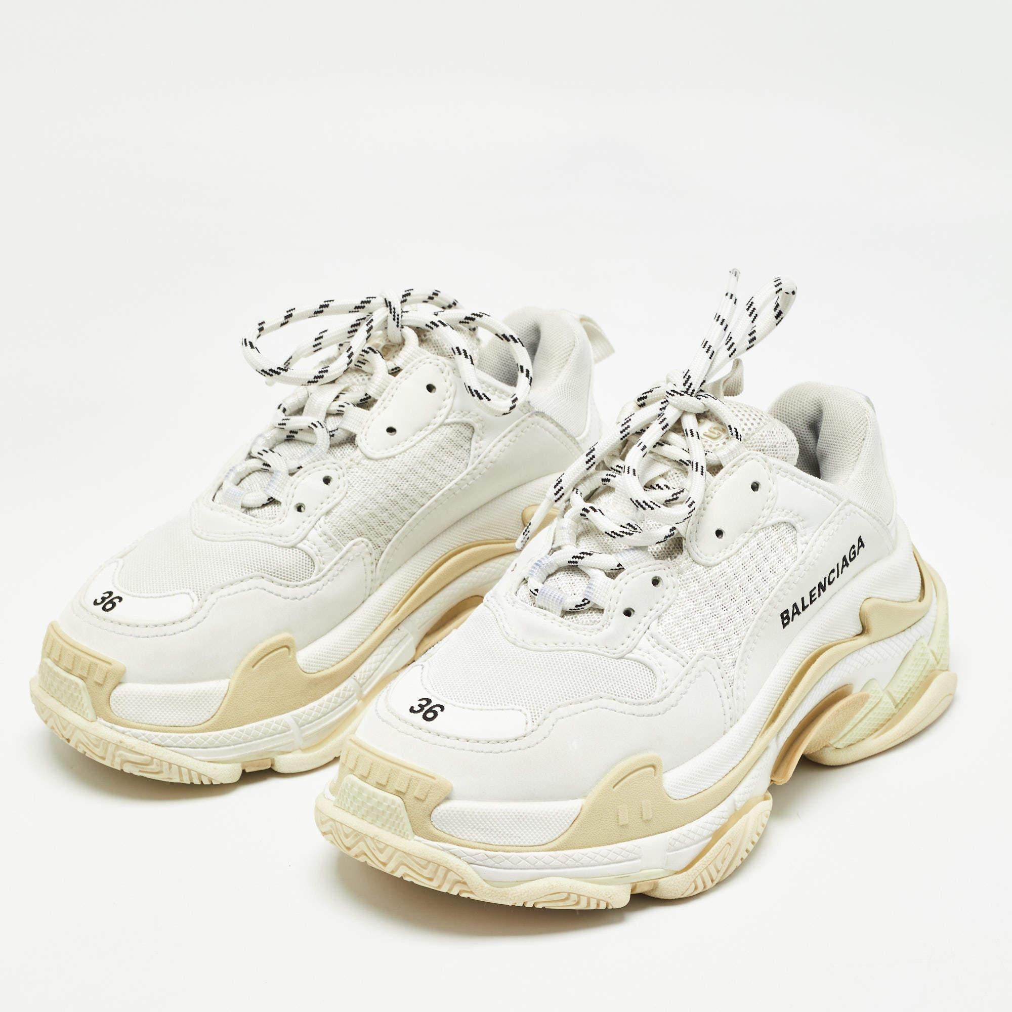Aggiungete un tocco di classe al vostro abbigliamento con queste sneakers. Realizzate con materiali pregiati, sono dotate di tomaia con lacci e sottopiede rilassante. La suola in gomma di questo paio mira a garantirvi la comodità di tutti i giorni.