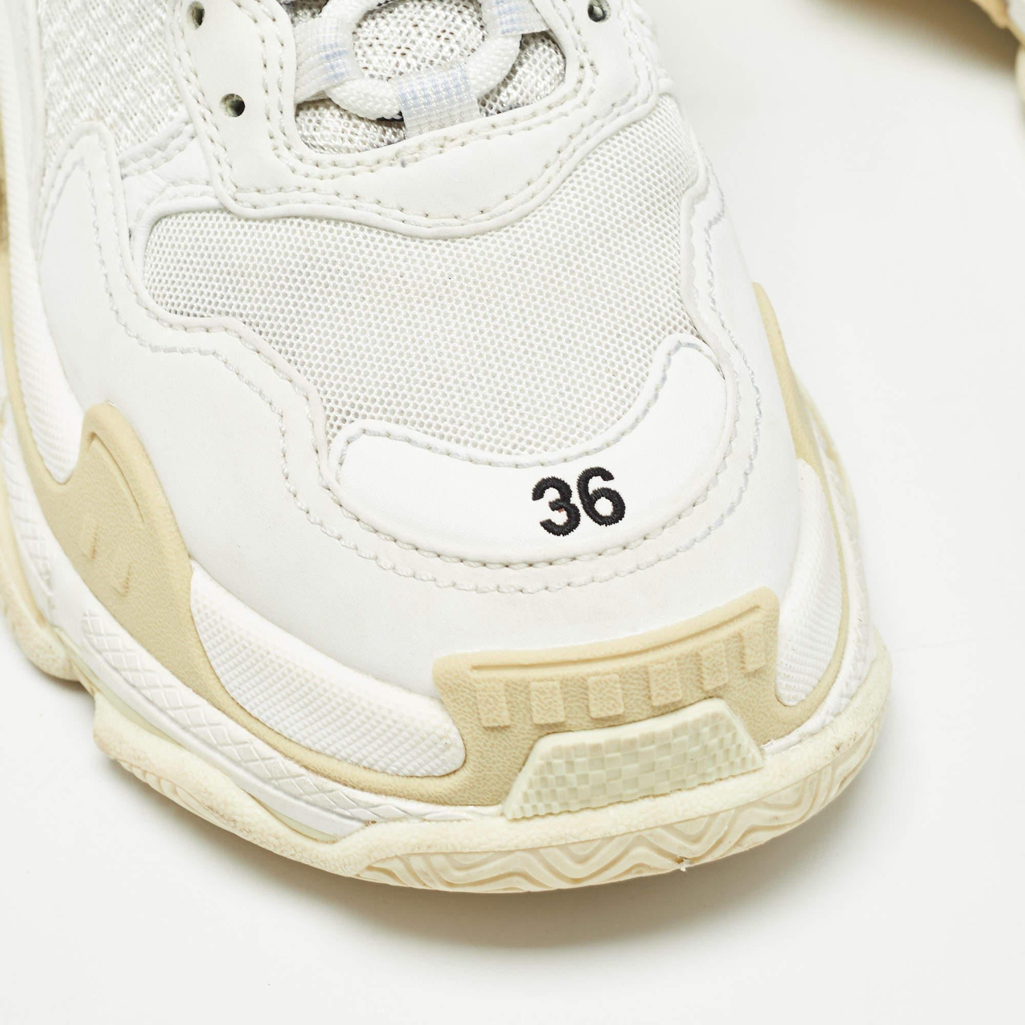 Balenciaga White Faux Leather and Mesh Triple S Sneakers Taglia 36 in vendita 2