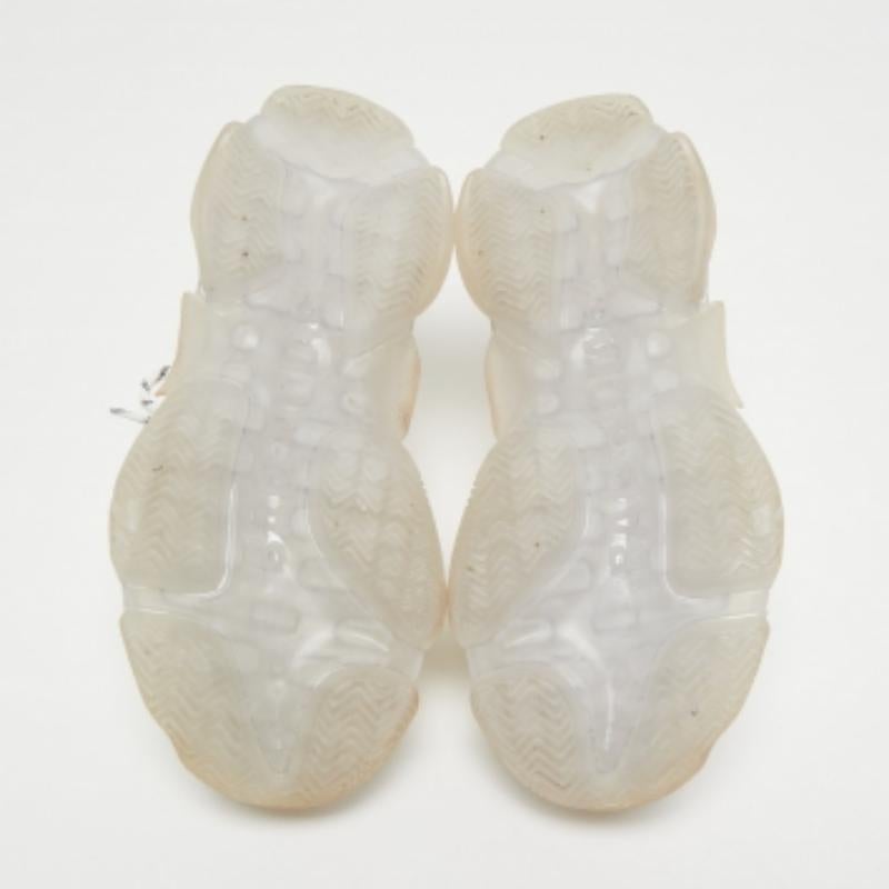 Turnschuhe wie diese sind der perfekte Weg, um Luxus und Komfort zu erleben. Die aus hochwertigem MATERIAL gefertigten Sneaker haben eine klassische Silhouette und sind sehr robust. Kombinieren Sie sie mit Ihrer Freizeitkleidung.
