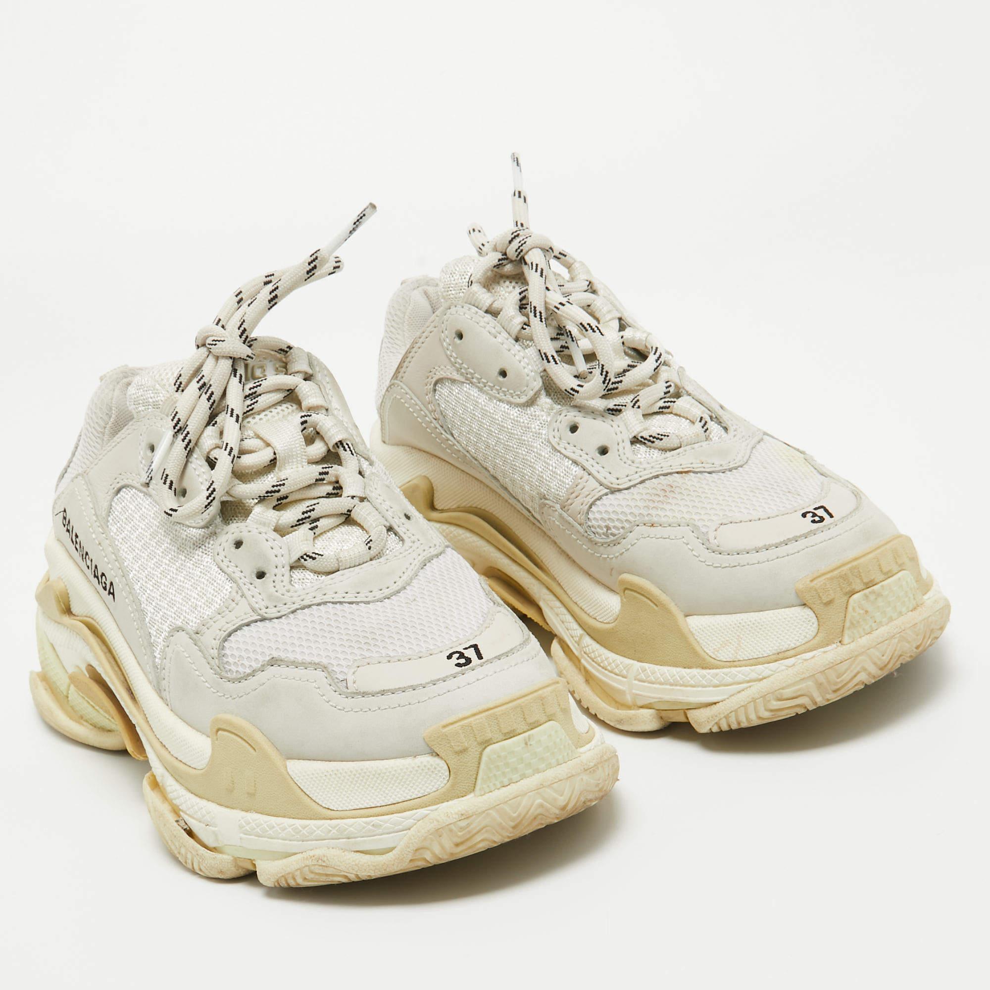 Balenciaga White/Grey Mesh and Leather Triple S Low Top Sneakers Size 37 In Good Condition For Sale In Dubai, Al Qouz 2