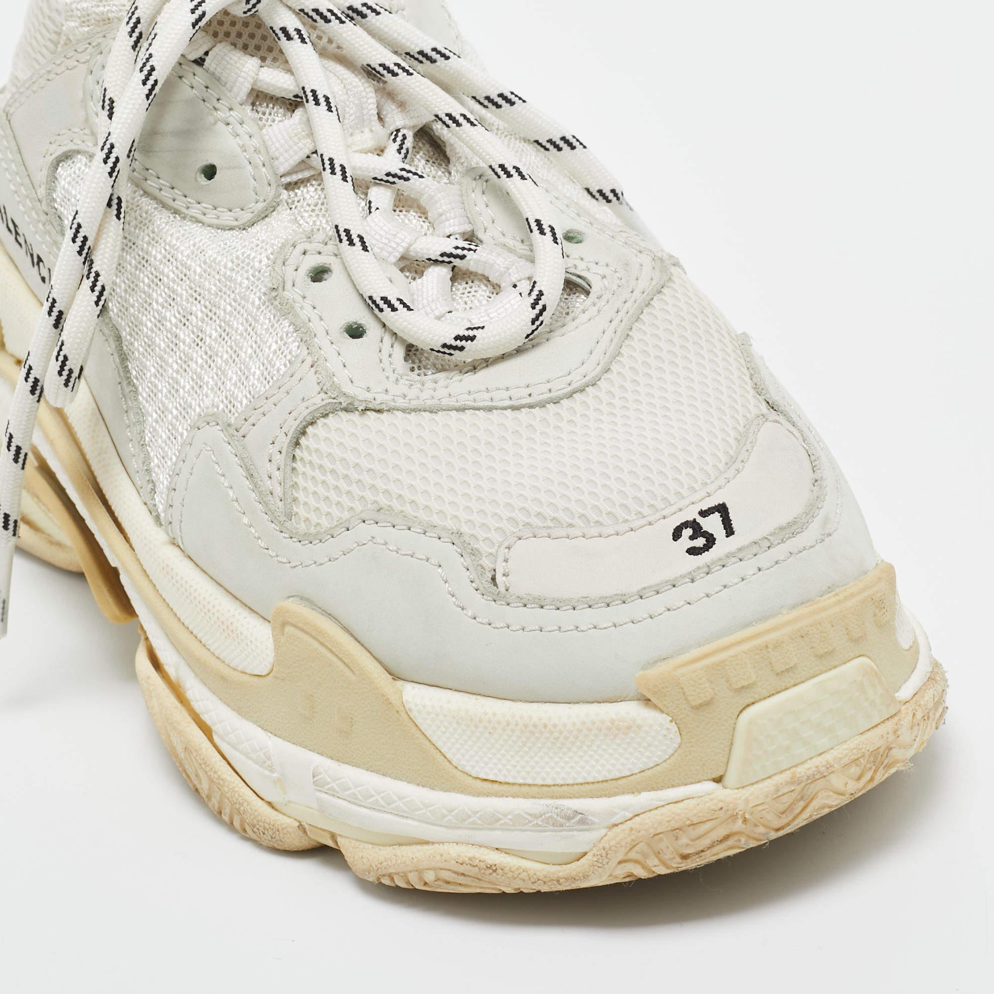 Elevate your footwear game with these Balenciaga sneakers. Combining high-end aesthetics and unmatched comfort, these sneakers are a symbol of modern luxury and impeccable taste.

