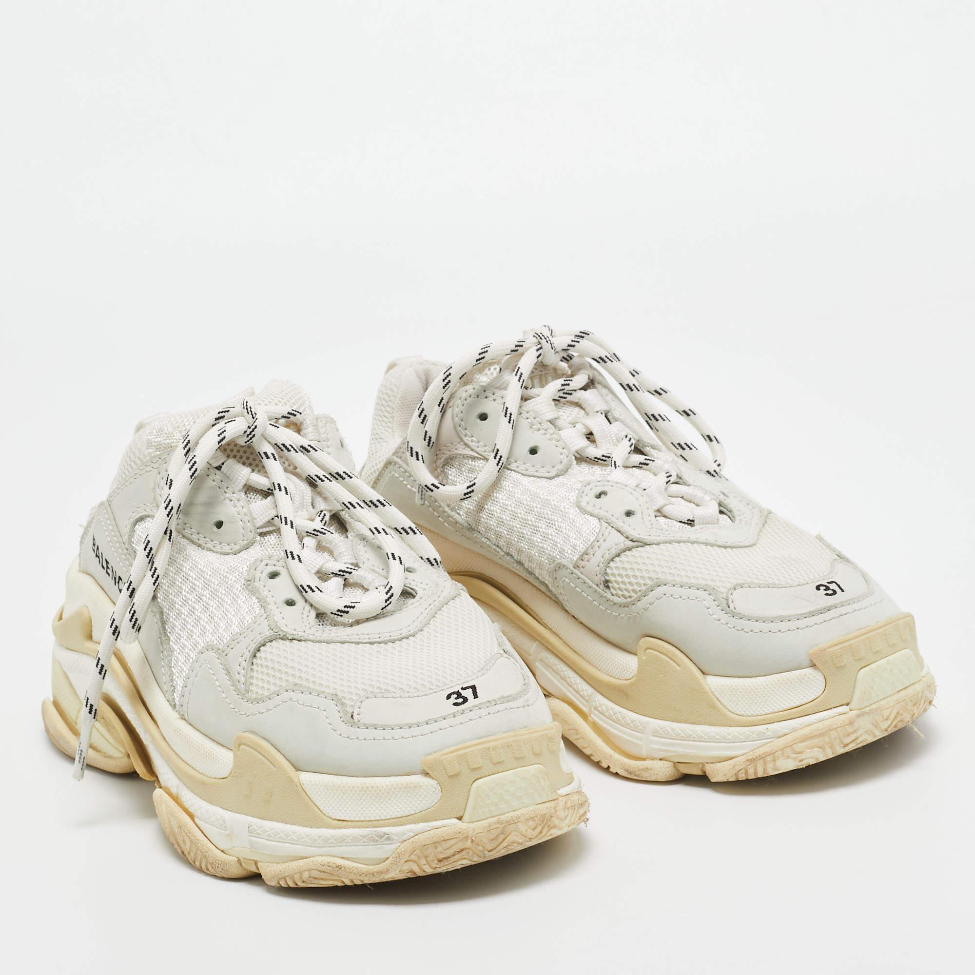 Balenciaga White/Grey Mesh and Leather Triple S Sneakers Size 37 In Fair Condition For Sale In Dubai, Al Qouz 2