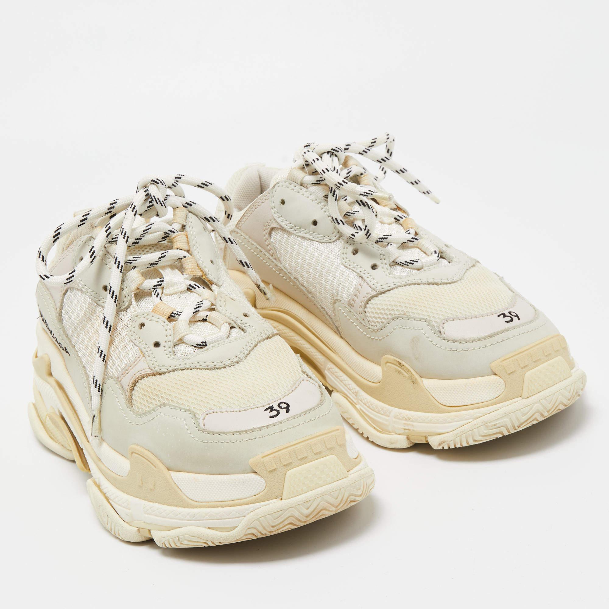 Balenciaga Dreifach-Sneakers aus weißem/grauem Mesh und Nubuck-Leder, Größe 39 im Zustand „Relativ gut“ im Angebot in Dubai, Al Qouz 2