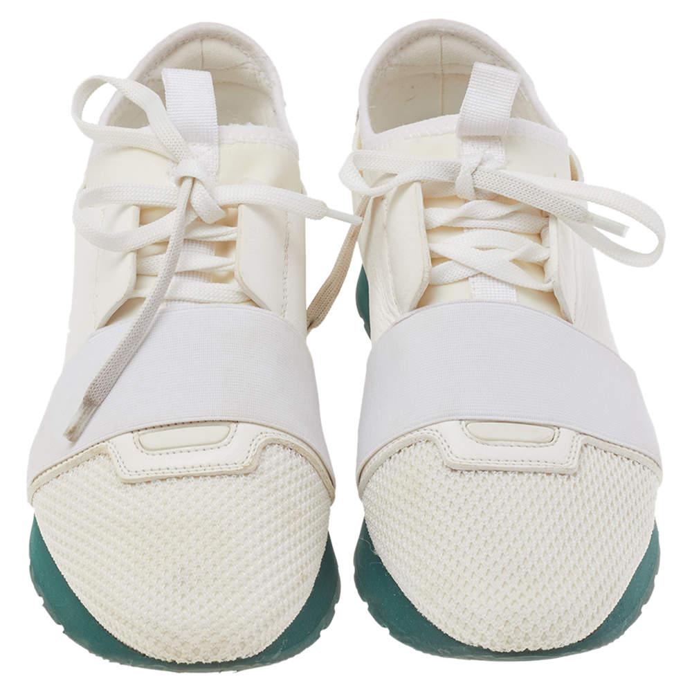 Cette paire de baskets Race Runner de Balenciaga est la dernière nouveauté en matière de chaussures. Ces baskets ont été confectionnées à partir de matériaux de qualité et présentent une silhouette chic. Ils sont dotés d'orteils recouverts, de