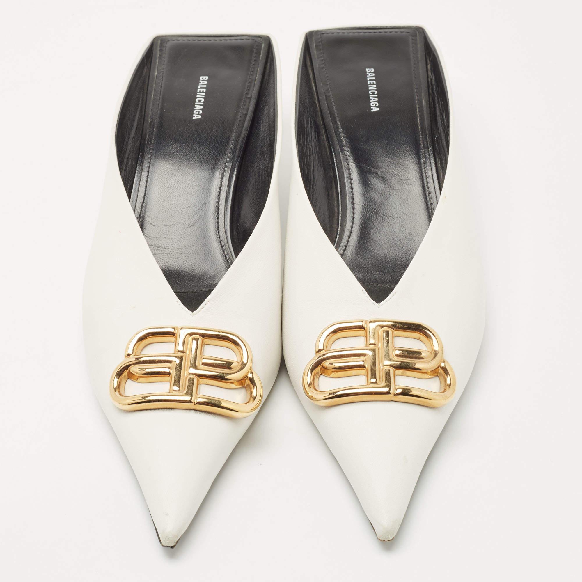 Sleek and sharp, these Balenciaga mules will perfectly complement any OOTD. They have elongated pointed toes and BB logo detailing on the uppers. The shoes are made using leather and raised on kitten heels.

