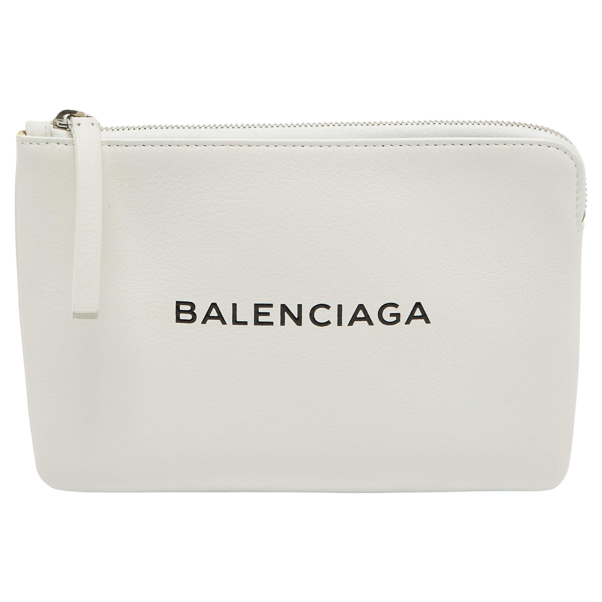 Balenciaga - Pochette zippée en cuir blanc en vente