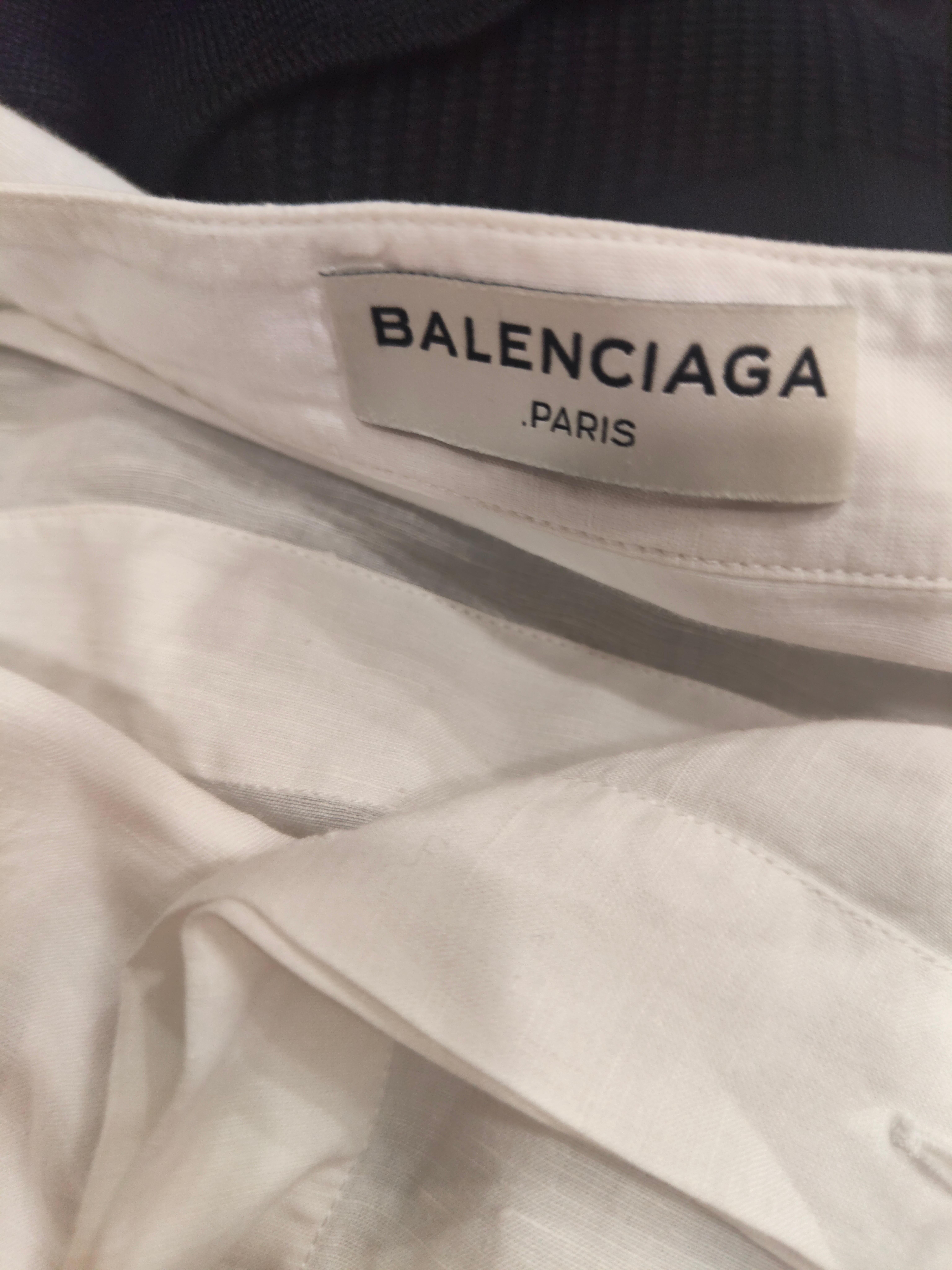 Balenciaga Weißes Leinenhemd
Größe 38