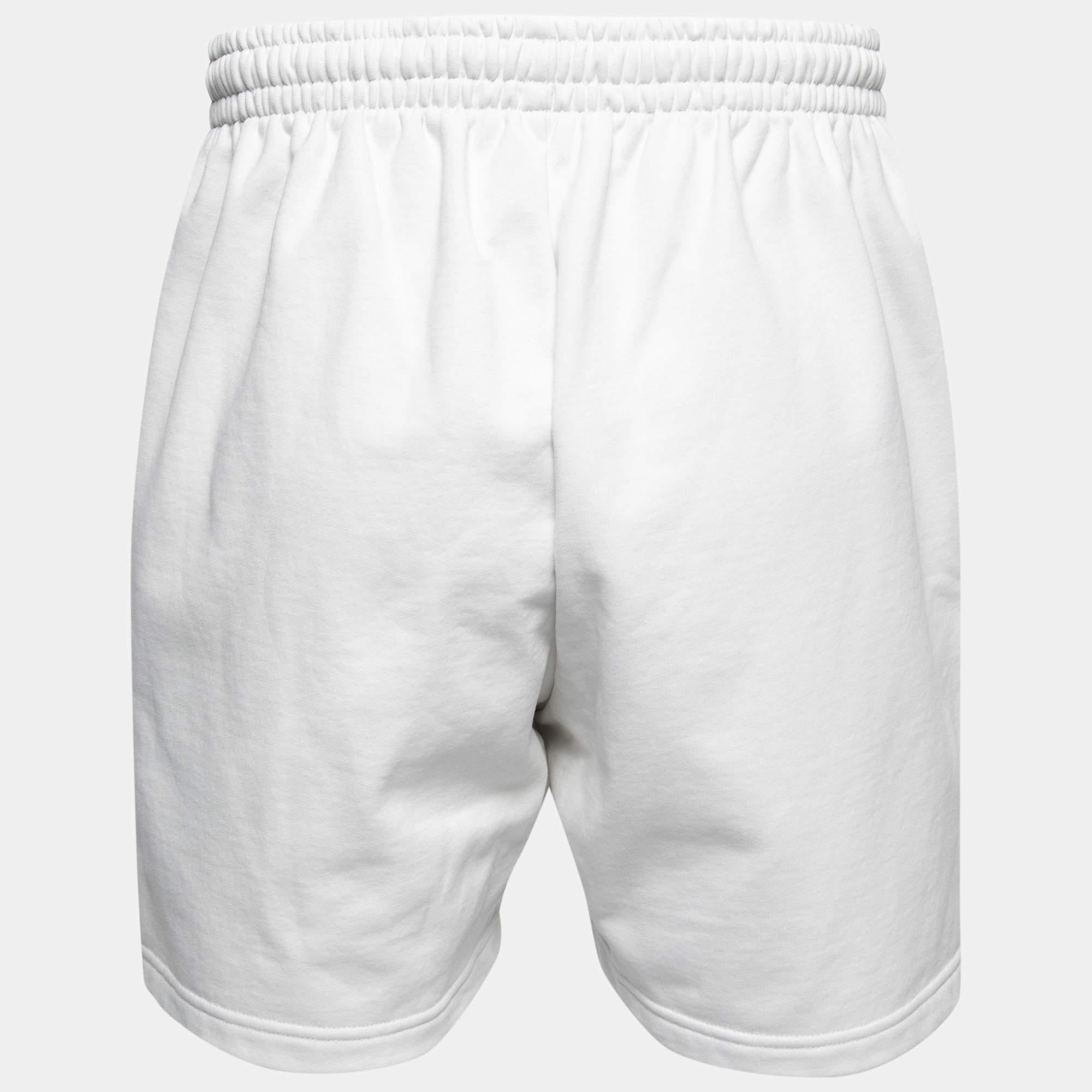 Diese Shorts von Balenciaga sind eine bequeme und stilvolle Wahl. Sie sind mit einem Logo und mehreren Taschen versehen. Einfach zu stylen und entspannt im Aussehen, werden diese Shorts Ihr Favorit sein!

Enthält: Marke Tag
