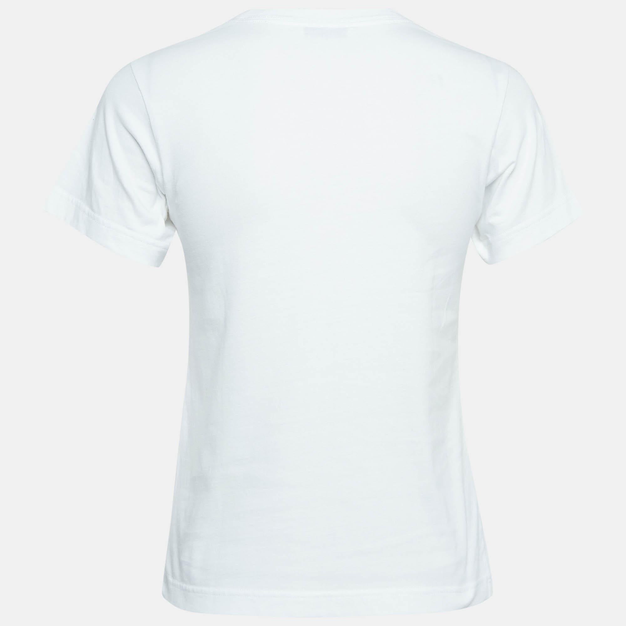 Perfect for casual outings or errands this T shirt is the best piece to feel comfortable and stylish in. It flaunts a catchy shade and a relaxed fit.