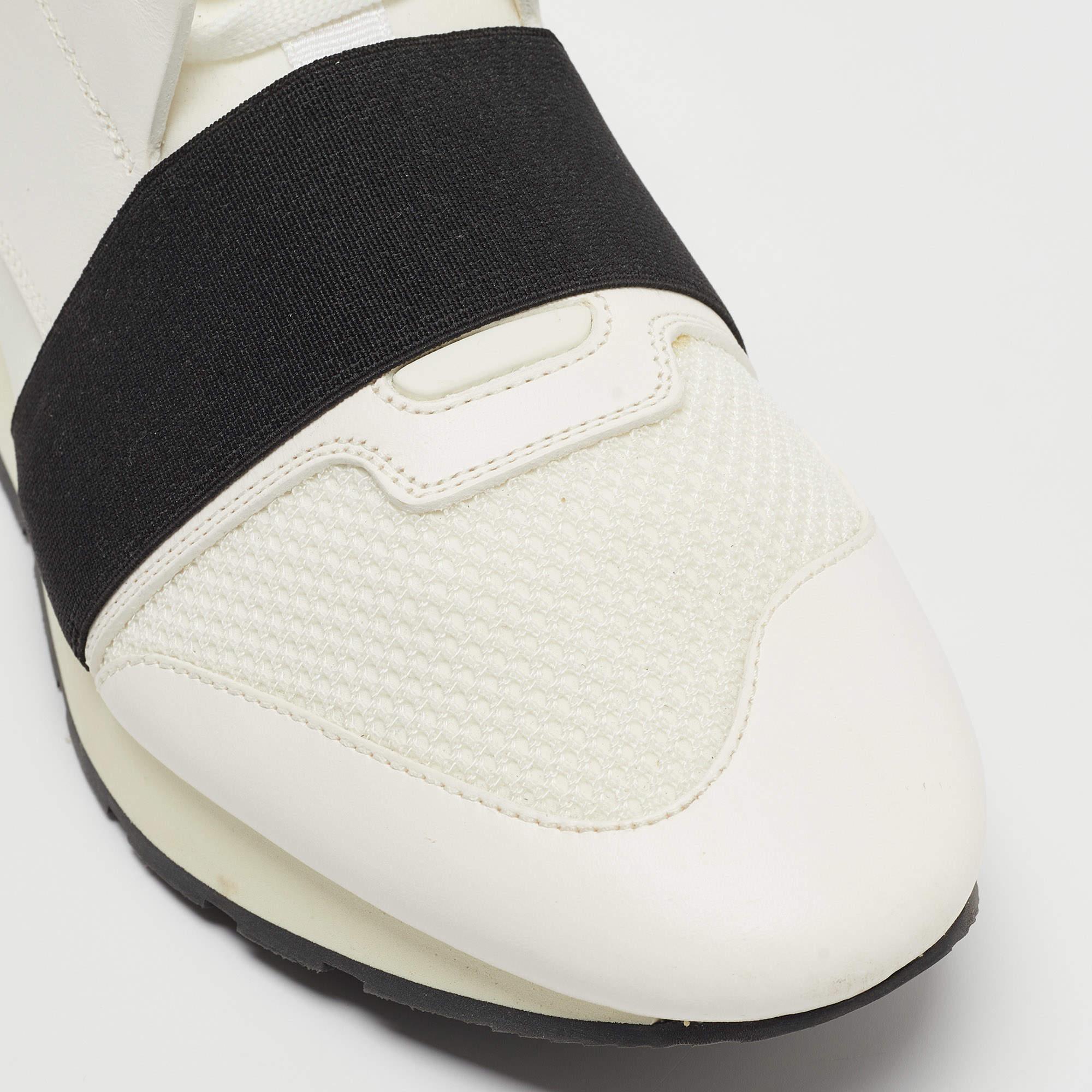 Die Race Runners Sneakers von Balenciaga sind Ihr neuester Schuh. Diese weißen Sneaker wurden aus Stoff, Leder und Mesh gefertigt und zeichnen sich durch eine schicke Silhouette aus. Sie haben eine überzogene Zehenpartie, Riemchendetails auf dem