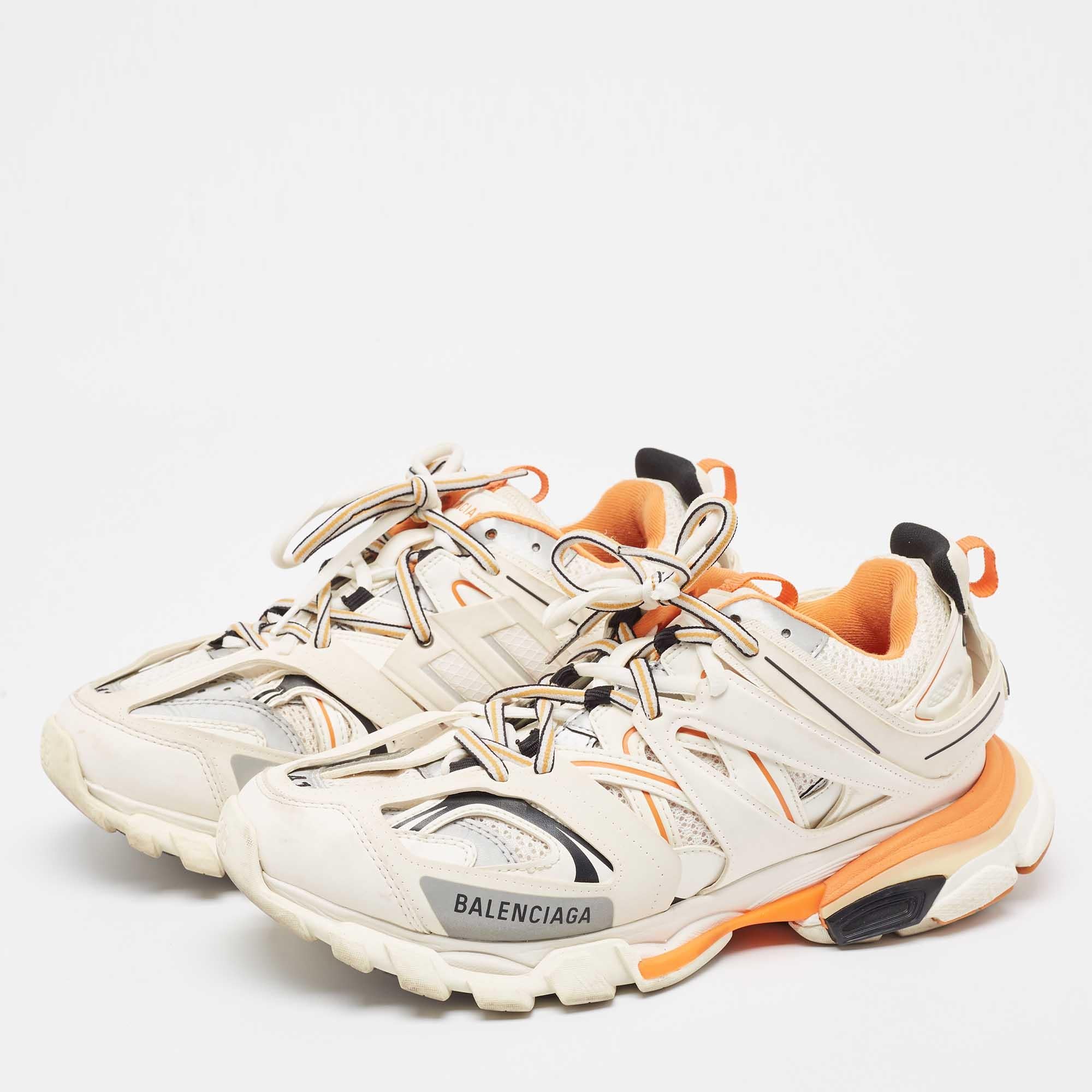 Elegantes y a la moda, estas zapatillas Balenciaga actualizarán tu colección de calzado. Están confeccionadas en malla y piel sintética, y llevan cordones en la parte superior, lengüetas con la marca y un tirador en la parte inferior. La cómoda