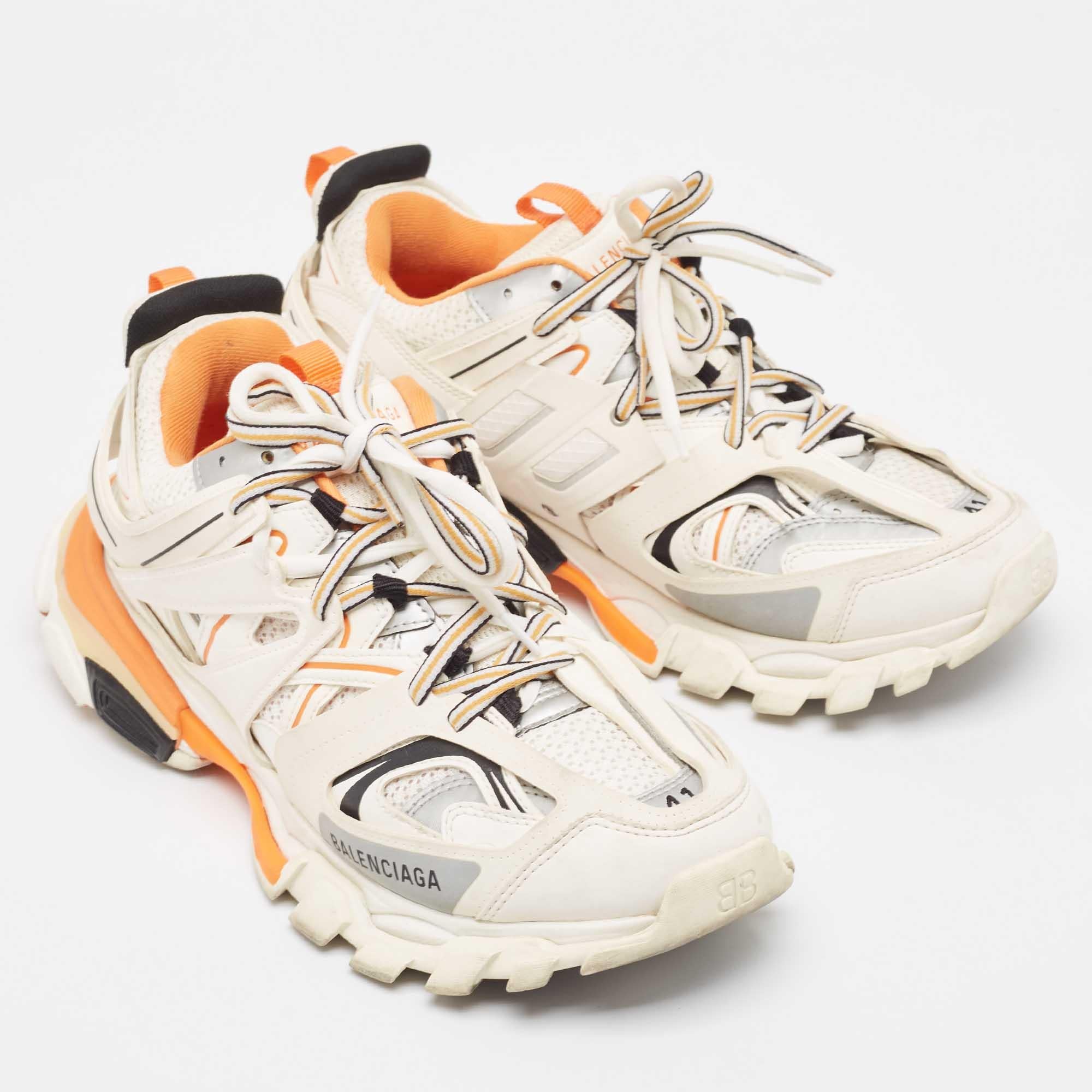 Balenciaga Blanco/Naranja Malla y Piel sintética Track Low Top Sneakers Talla 41 en Excelente estado para la venta en Dubai, Al Qouz 2