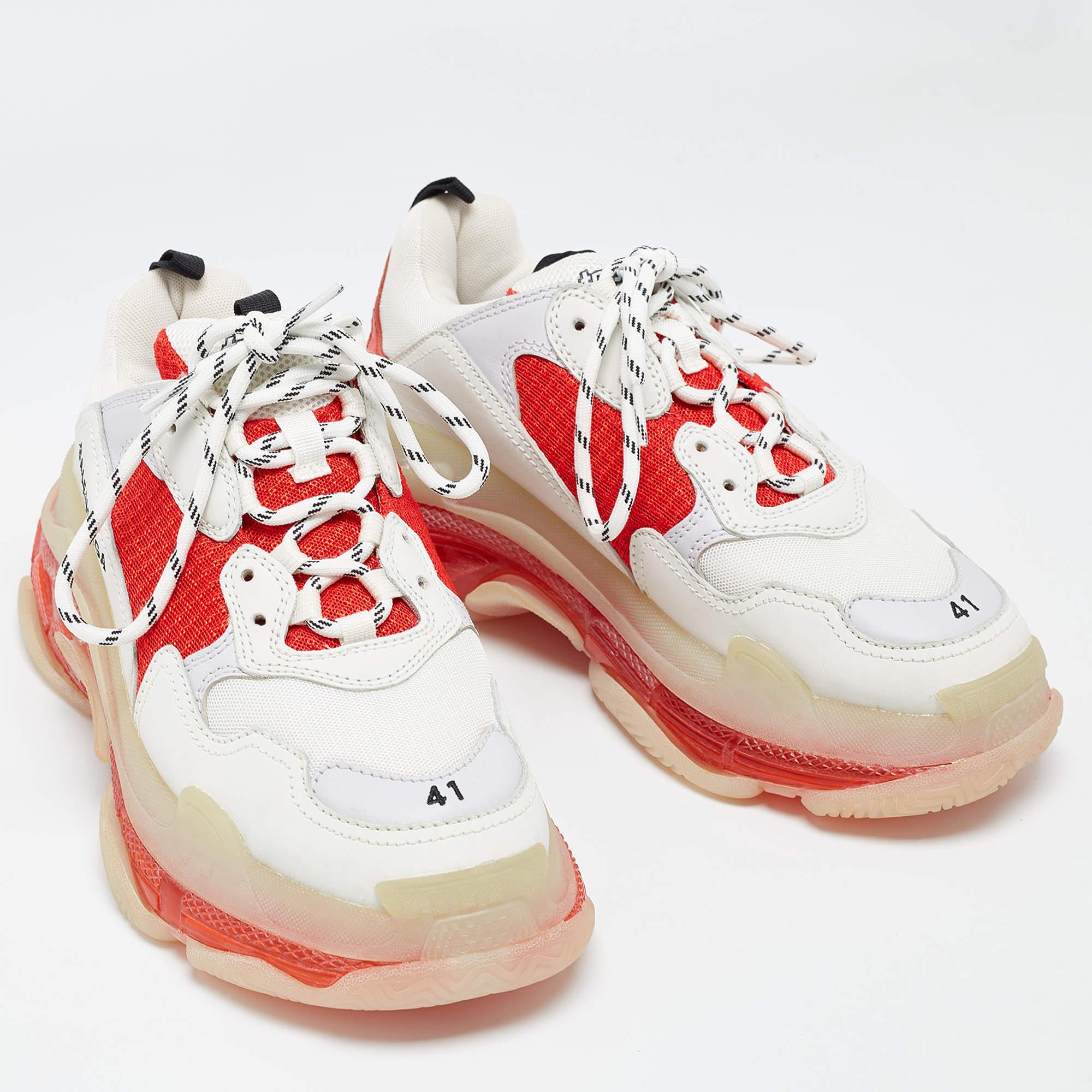 Balenciaga White/Red Leather and Mesh Triple S Clear Sole Sneakers Size 41 In Excellent Condition For Sale In Dubai, Al Qouz 2