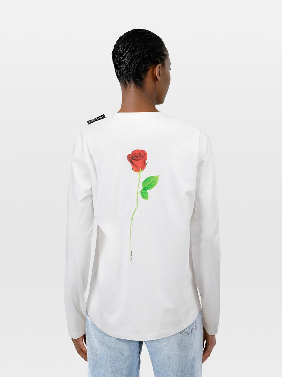 La condizione è molto buona. Questo articolo usato di Balenciaga non presenta alcun segno di usura visibile sulla parte superiore.
 

 

 

 Dettagli
 

 

 Bianco
 

 Cotone
 

 In alto
 

 Maniche lunghe
 

 Collo rotondo
 

 Stampa di rose sul