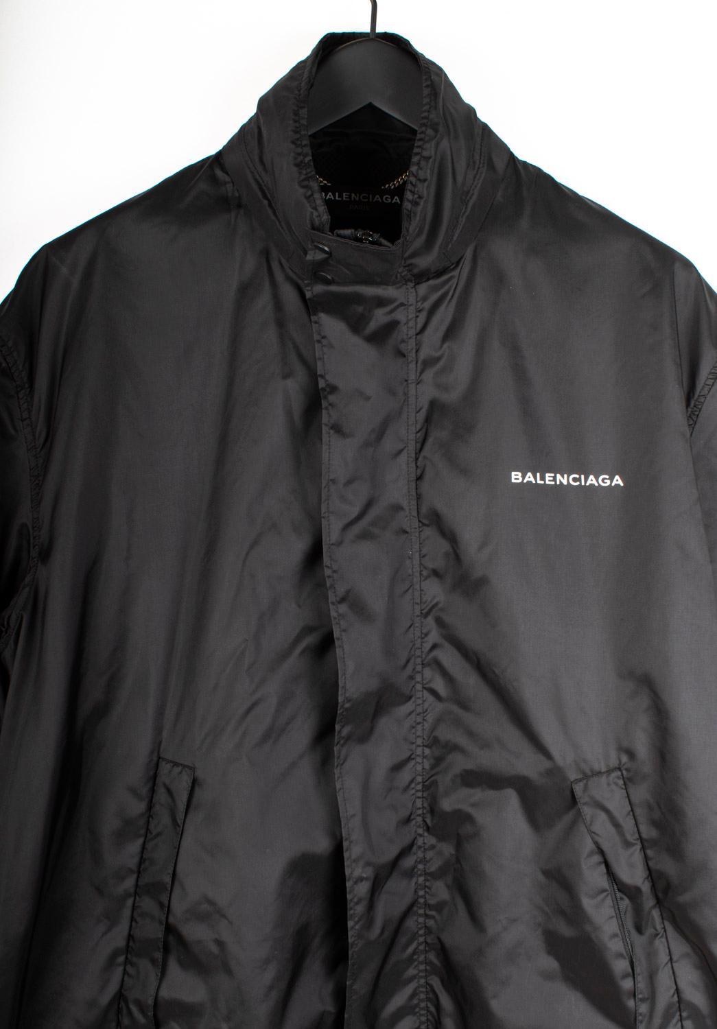 Artikel zum Verkauf ist 100% echte Balenciaga Windschutz übergroße Männer Jacke, S1364
Farbe: schwarz
(Eine tatsächliche Farbe kann ein wenig variieren aufgrund individueller Computer-Bildschirm Interpretation)
MATERIAL: 100% Polyamid
Tag Größe: M -