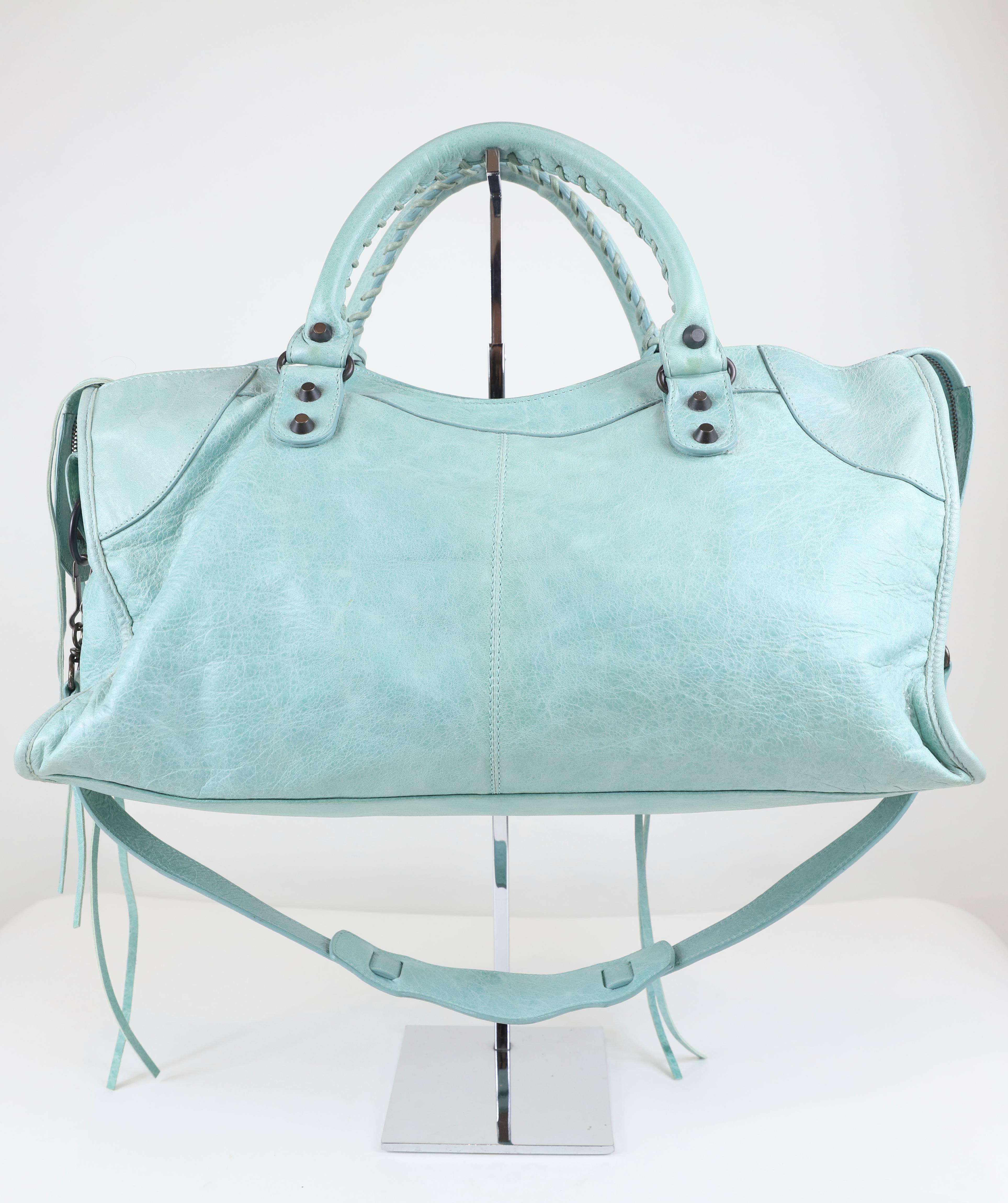 Leuchtender Farbklecks in einer klassischen und kultigen Balenciaga-Tasche. Das genaue Herstellungsjahr ist nicht bekannt.