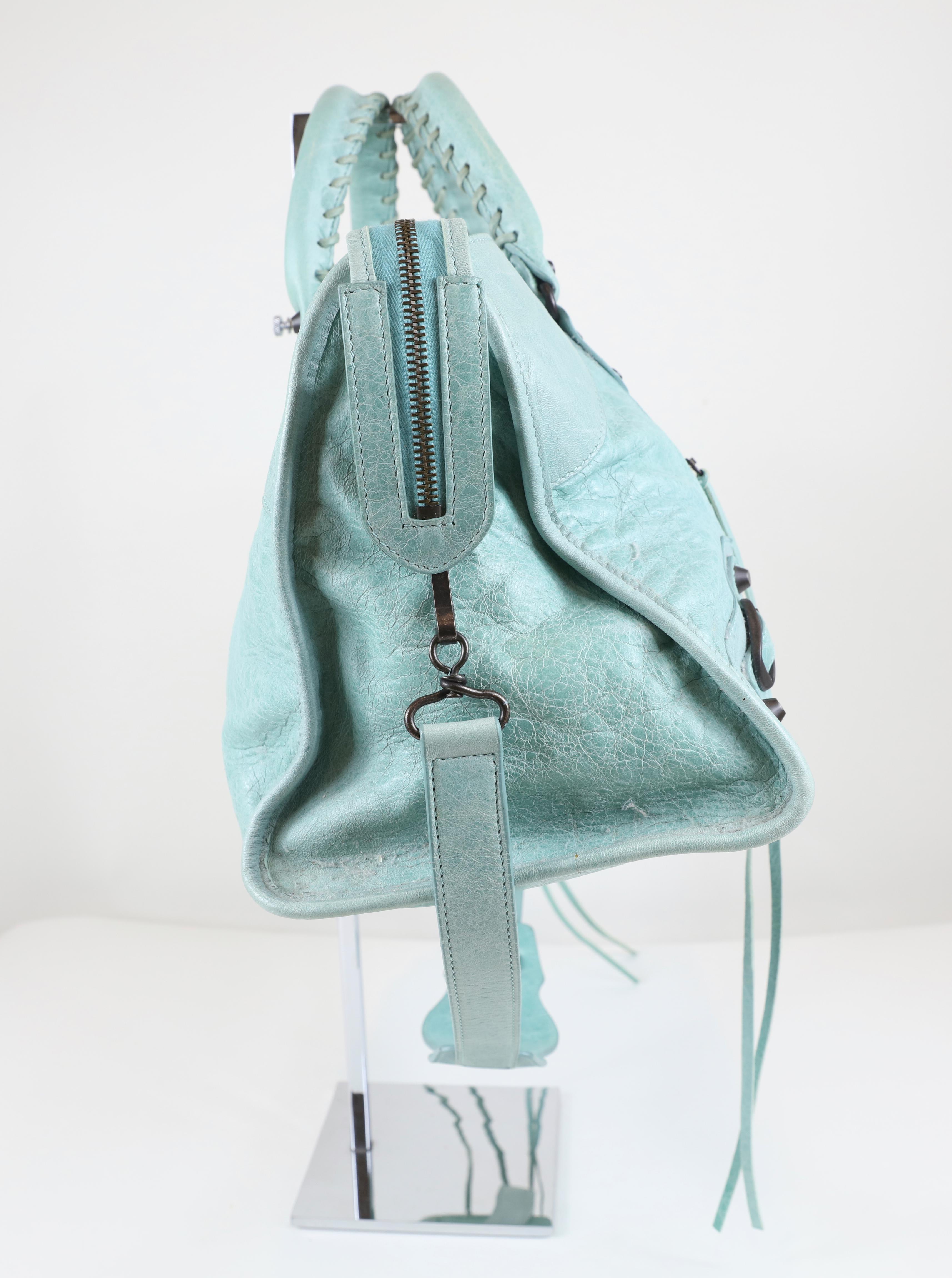 Balenciaga Women's Seafoam Große Moto City Tasche mit Zinn Hardware im Zustand „Gut“ in Bridgehampton, NY