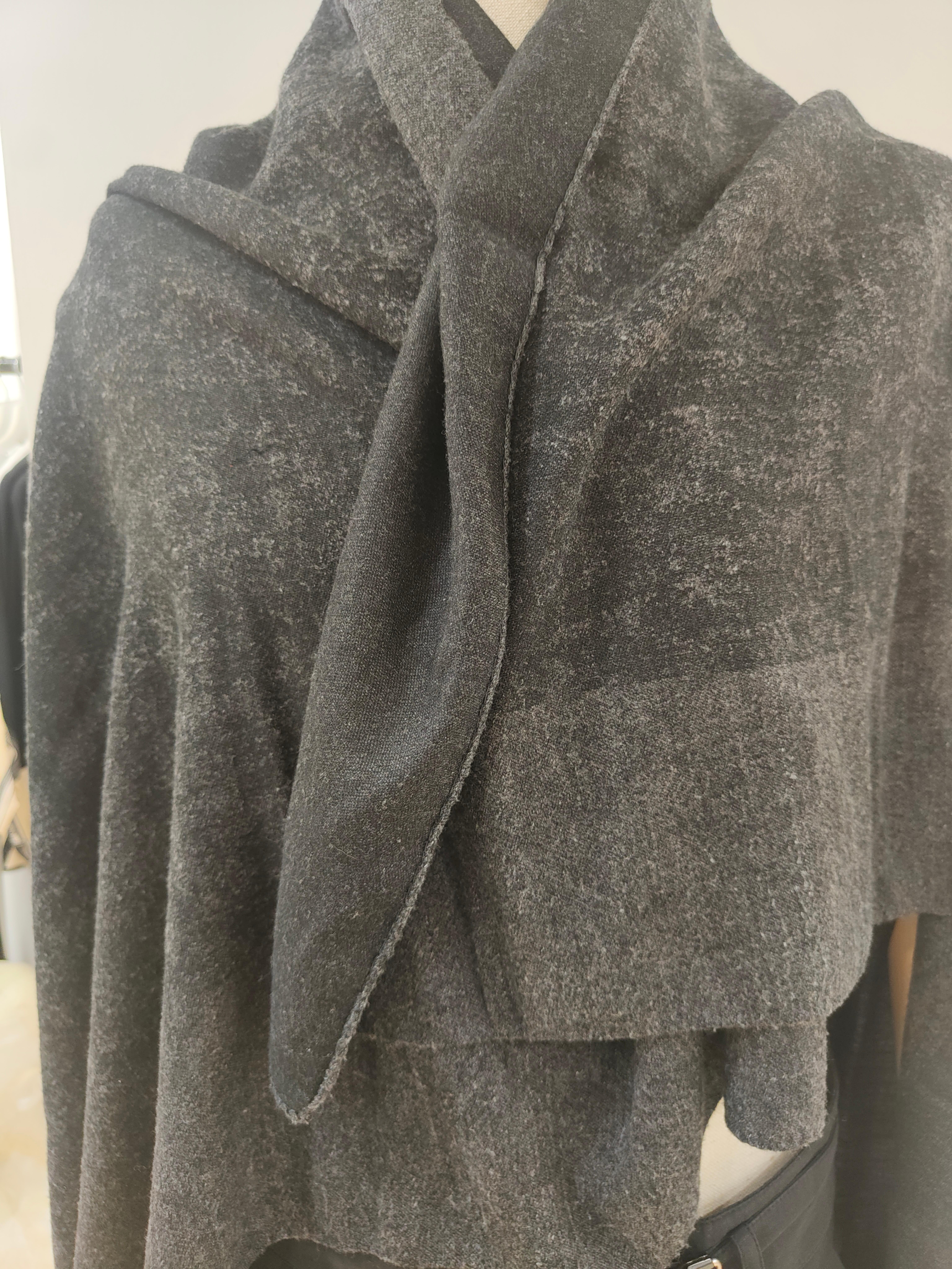 Balenciaga wool grey scarf
140*140 cm