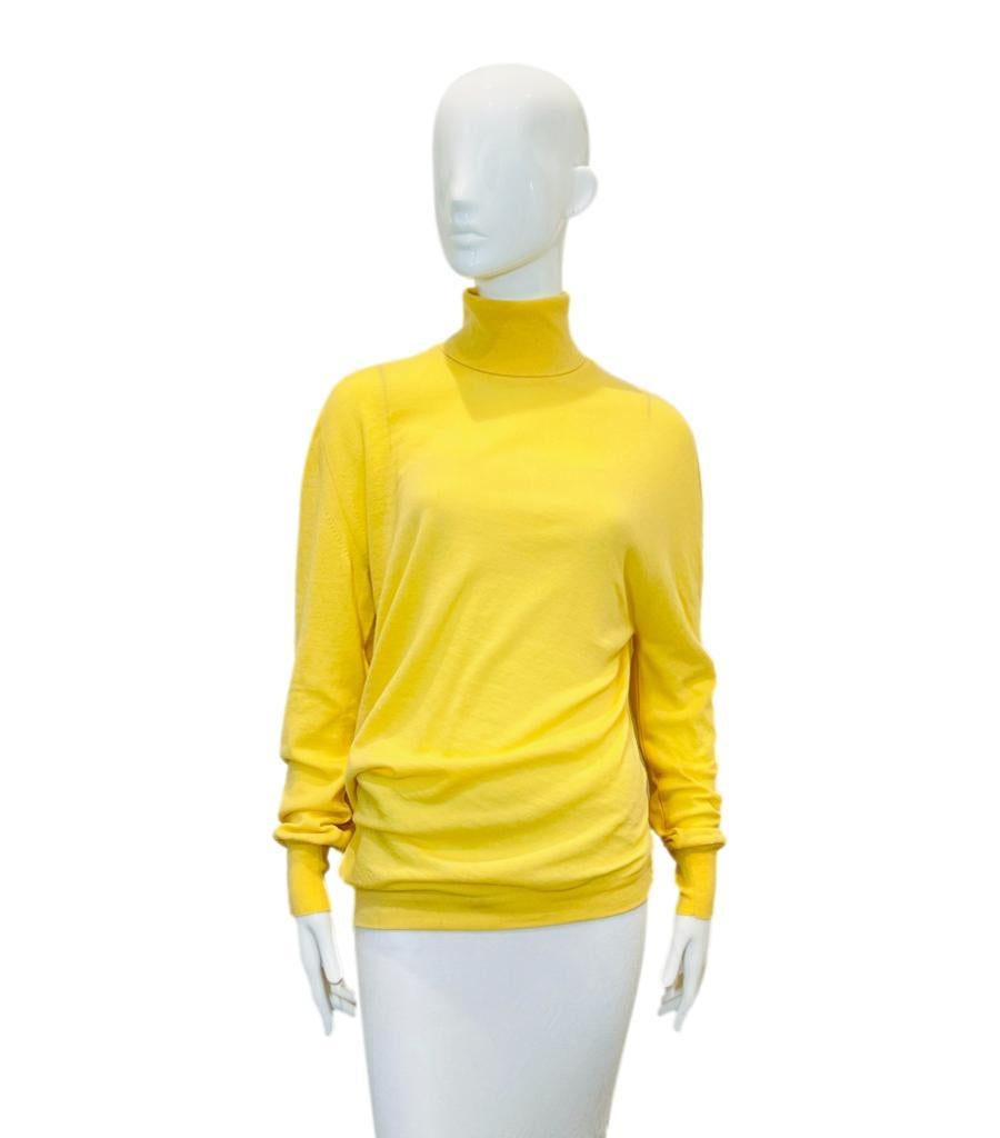 Pull à col roulé en laine de Balenciaga

Pull jaune conçu avec une silhouette ample avec des poignets et un ourlet côtelés.

Encolure roulée et manches longues.

Taille - 38FR

État - Très bon

Composition - 100% laine