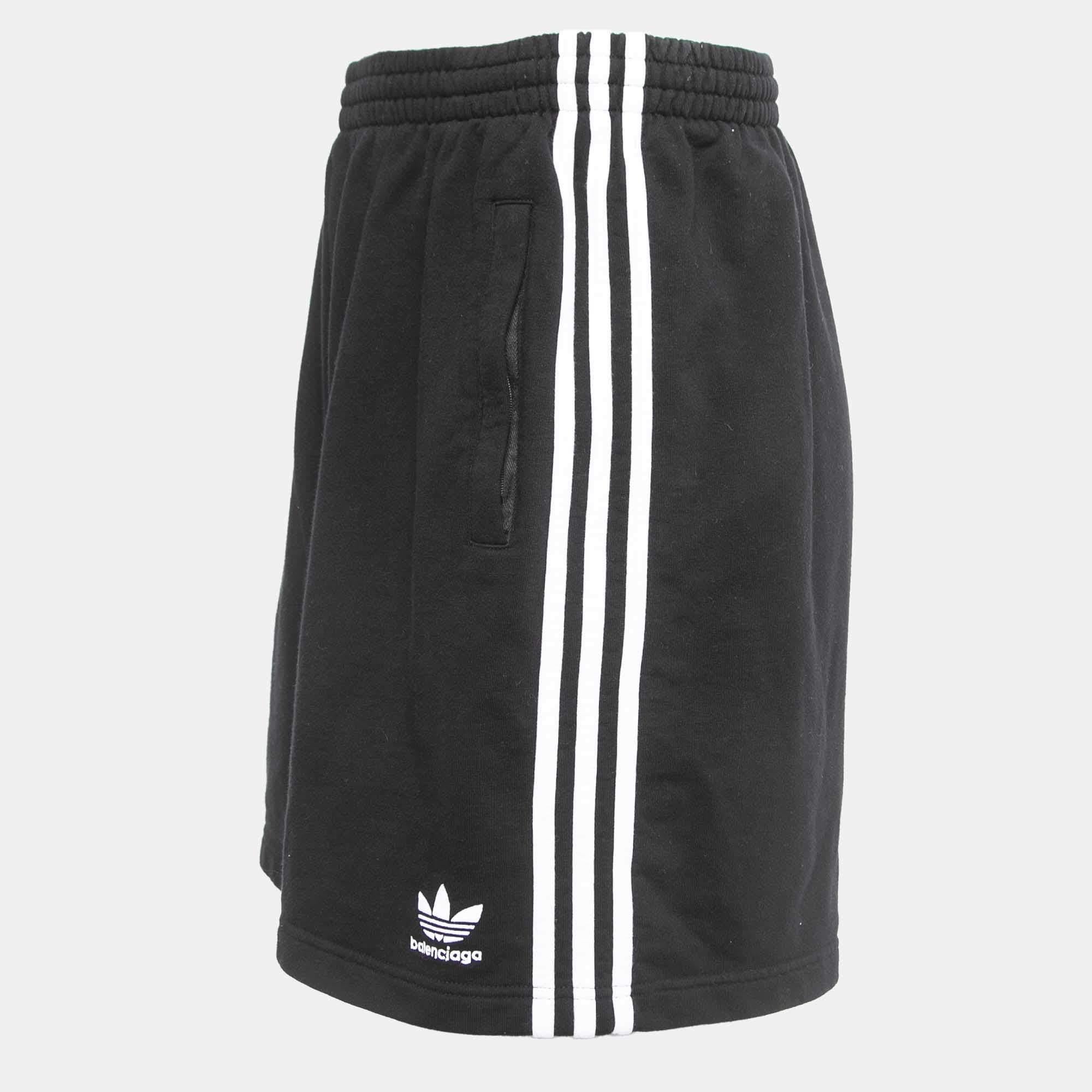Beach vacations call for a pair of shorts like this. Stitched using high-quality fabric, these shorts are styled with classic details and has a superb length. Wear it with T-shirts.