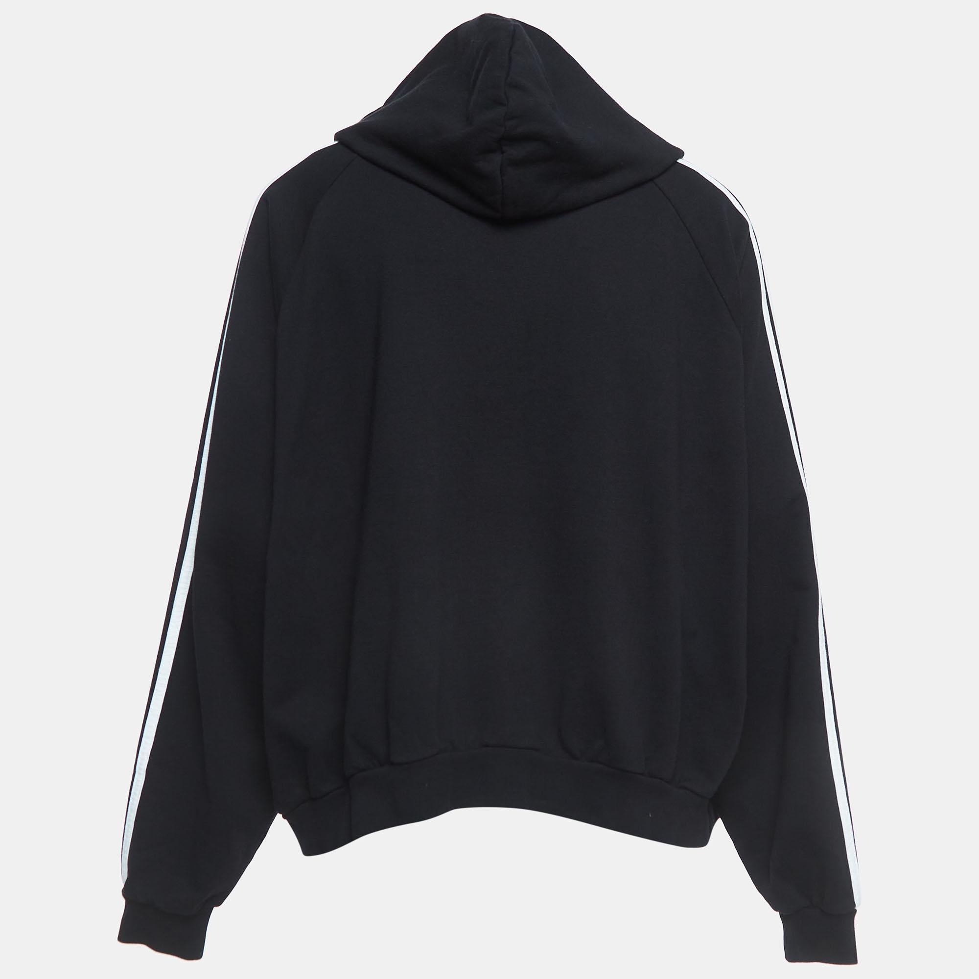 This hoodie is all about sporting a classy and comfy style. It is tailored from soft fabric, which is highlighted with signature accents.

Includes: Brand Tag