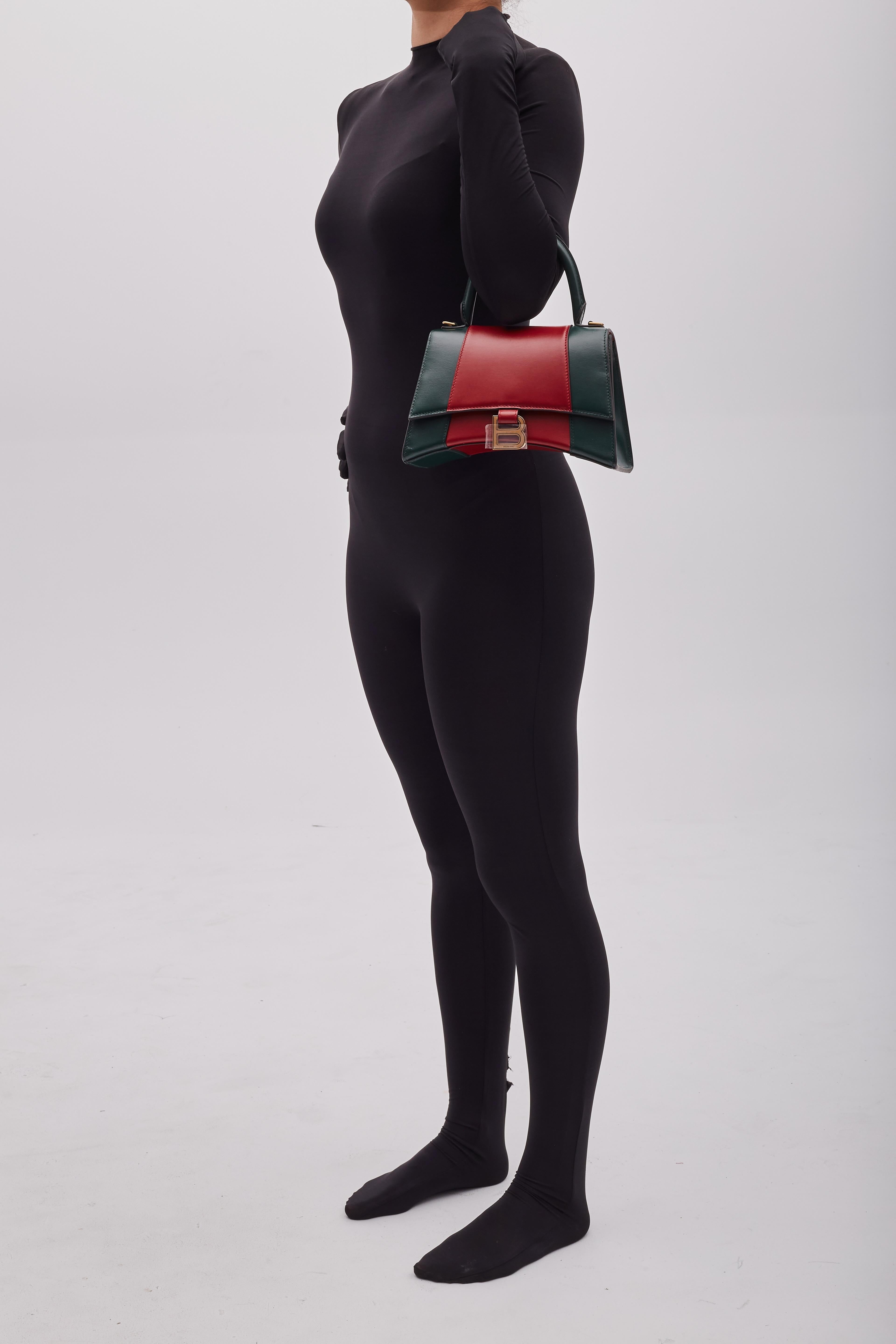 Das Hacker-Projekt. Alessandro Michele in Huldigungsbekundungen. Diese Tasche zeigt die Silhouetten von Balenciaga mit den Farben von Gucci in einzigartigen Kreationen. Die Tasche zeigt die Sanduhrform von Balenciaga in einer klassischen