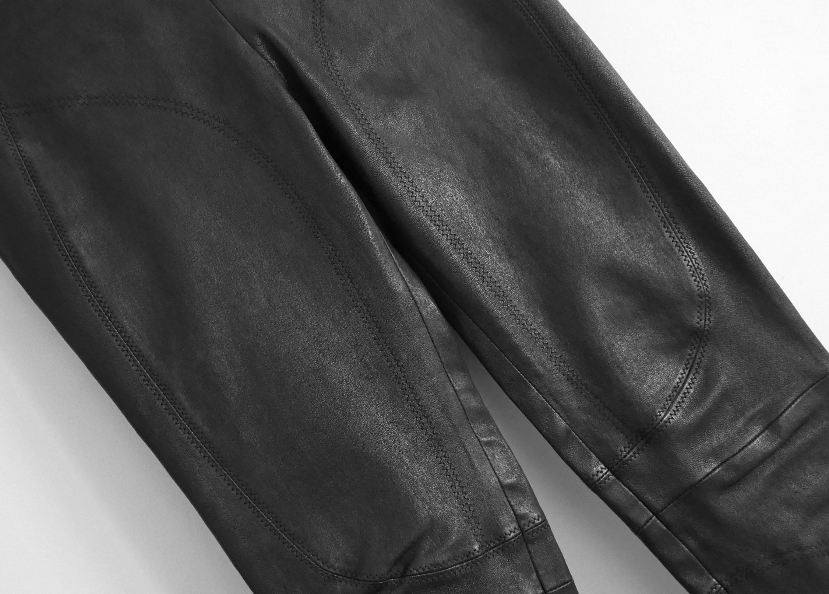 Pantalon d'archive super cool Nicolas Ghesquiere era Balenciaga leather leggings pants. Fabriquées en cuir noir super doux et doublées de coton extensible, elles sont dotées de panneaux inspirés des motards, de coutures en zigzag, de poches