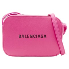 BALENCIAGA XS Everyday fuschia pinke Kameratasche mit Logodruck