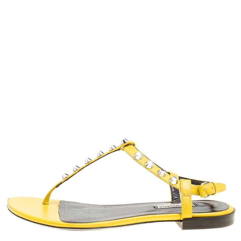 Balenciaga Yellow Leather Arena Studded Thong Sandals Size 38 im Zustand „Gut“ in Dubai, Al Qouz 2