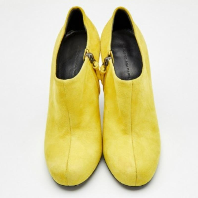Mélange de style et de simplicité audacieuse, ces bottines de Balenciaga complèteront à merveille vos tenues décontractées ou de soirée. Elles se caractérisent par un extérieur élégant et sont dotées de semelles robustes.