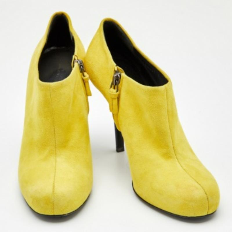 Jaune Bottines Balenciaga en daim jaune, taille 37,5 en vente