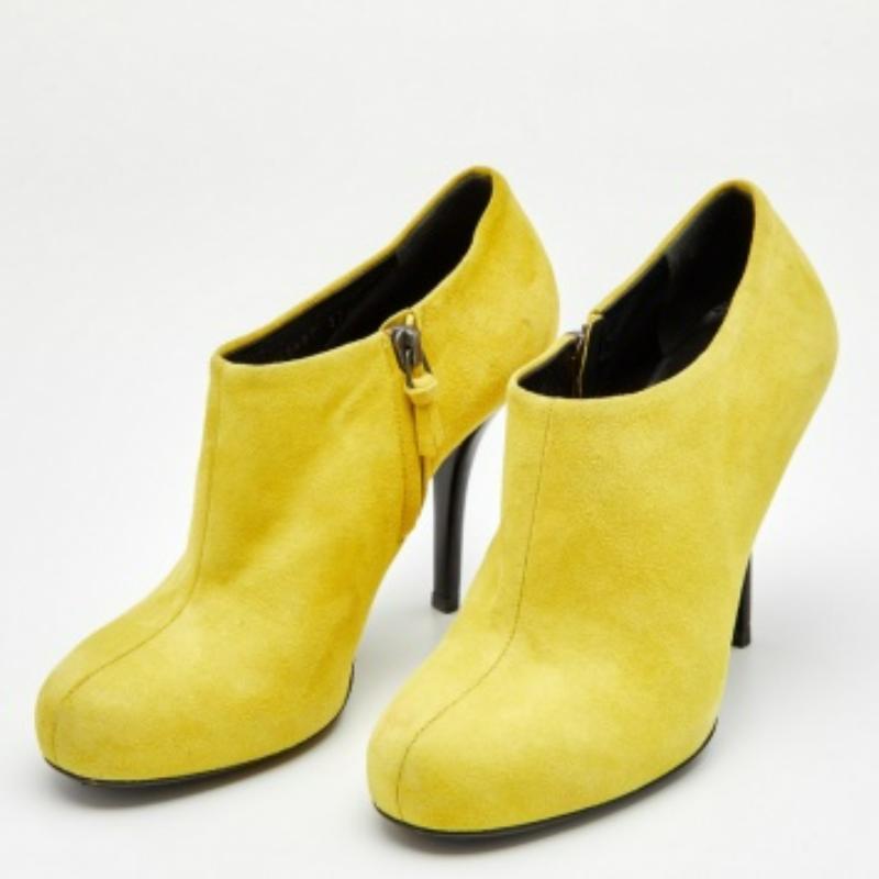 Bottines Balenciaga en daim jaune, taille 37,5 Bon état - En vente à Dubai, Al Qouz 2