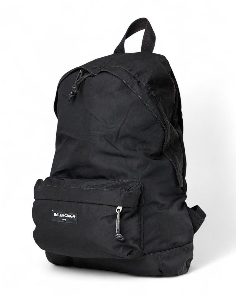 Borsa firmata Balenciaga, modello Explorer nella misura GM, realizzato in nylon nero con rifiniture in pelle e hardware argento. Doté d'une fermeture à glissière semi-circulaire avec deux curseurs, relié à l'intérieur en tissu Nero avec des taches