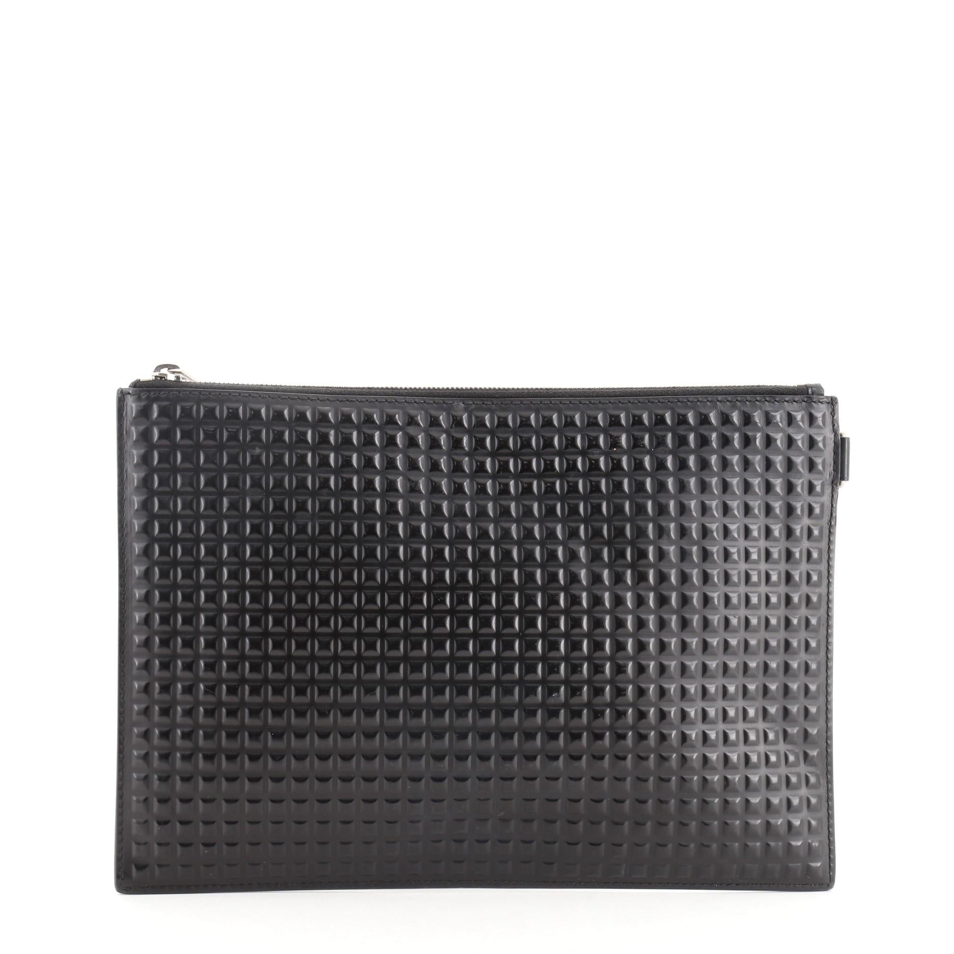 Balenciaga Zip Pouch Grid Embossed Leather
Black Embossed Leather

Condition Details: Heavy wear, peeling, scuffs and creasing on exterior, wear in interior, scratches on hardware.

45642MSC

Height 6.5