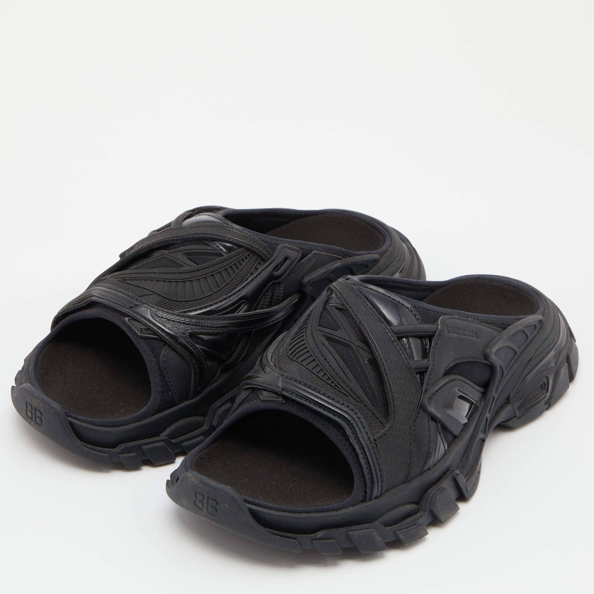 The attractive design of this pair of Balenciaga sandals makes it a perfect match with your casual edits. The slides are crafted from neoprene and leather in a classic shade of black and are finished with rubber soles.


