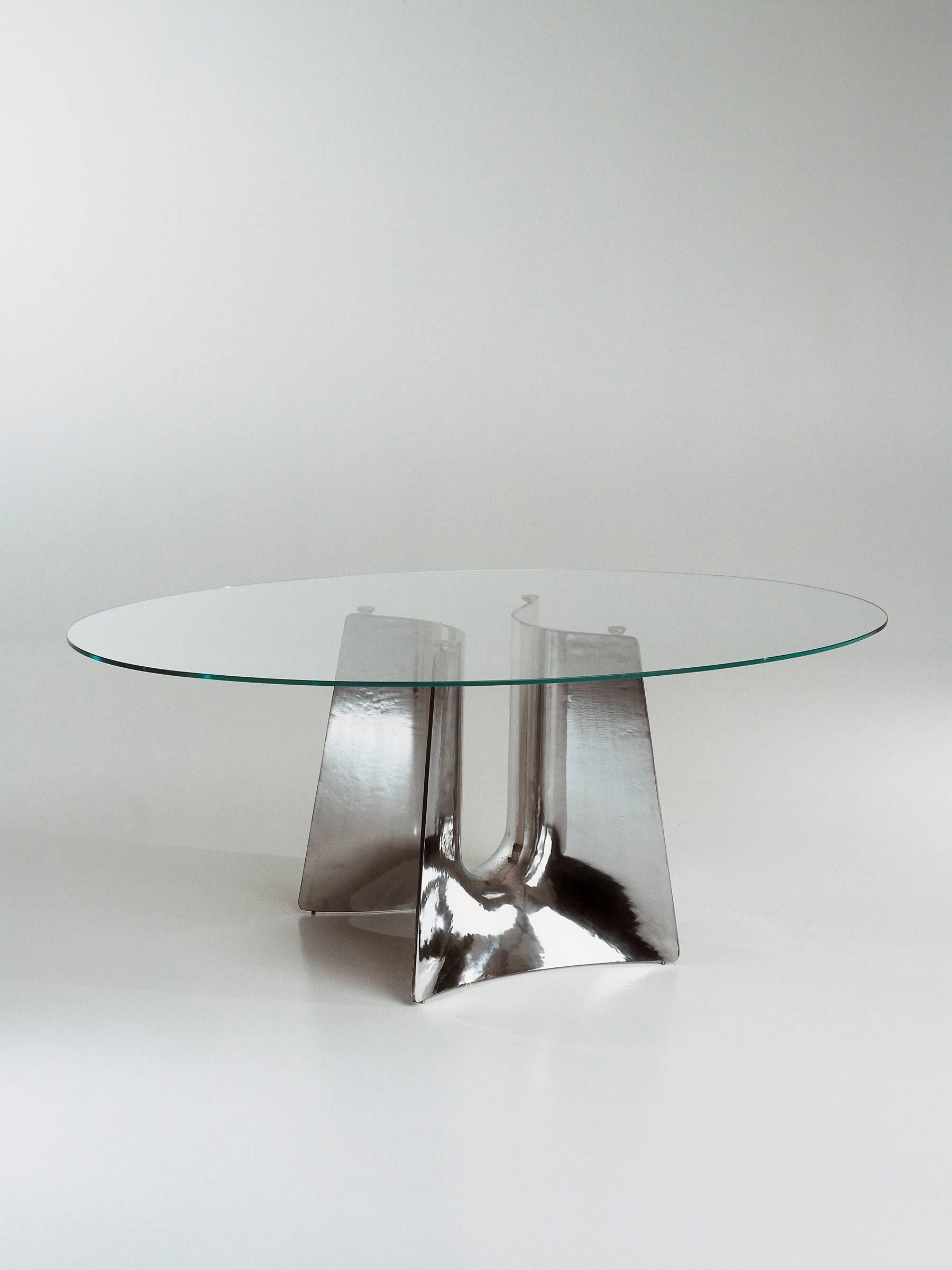 Die Form des Bentz-Tischfußes leitet sich von einem einfachen Profil ab, das entlang einer nach unten und oben gerichteten Bahn geschwungen ist. Auf diese Weise entsteht ein luftiger und skulpturaler Mittelpunkt mit den funktionalen Eigenschaften