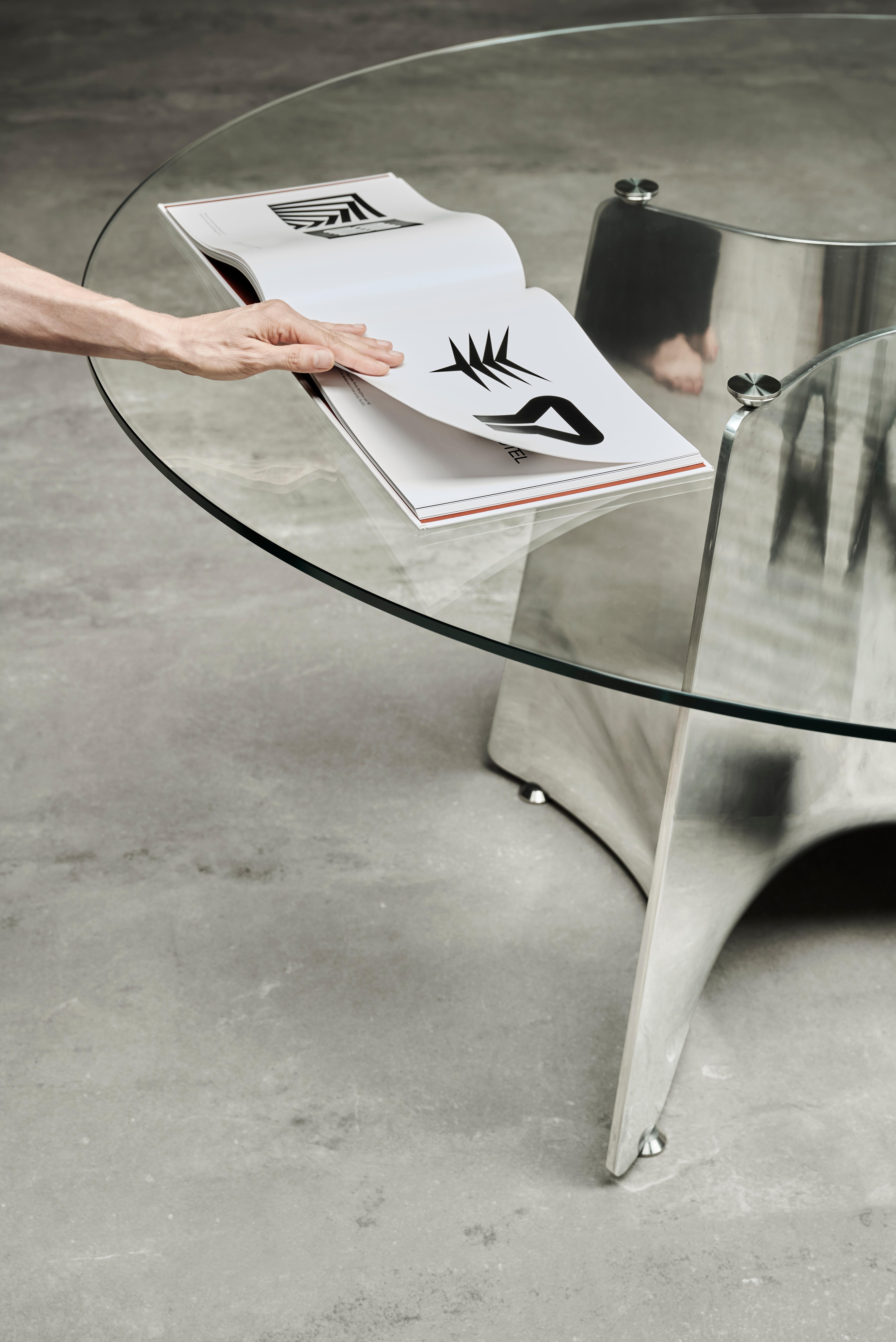 Baleri Italia, Tisch aus gebogenem, rundem Aluminium mit Glasplatte aus Bentz von Jeff Miller (Moderne) im Angebot