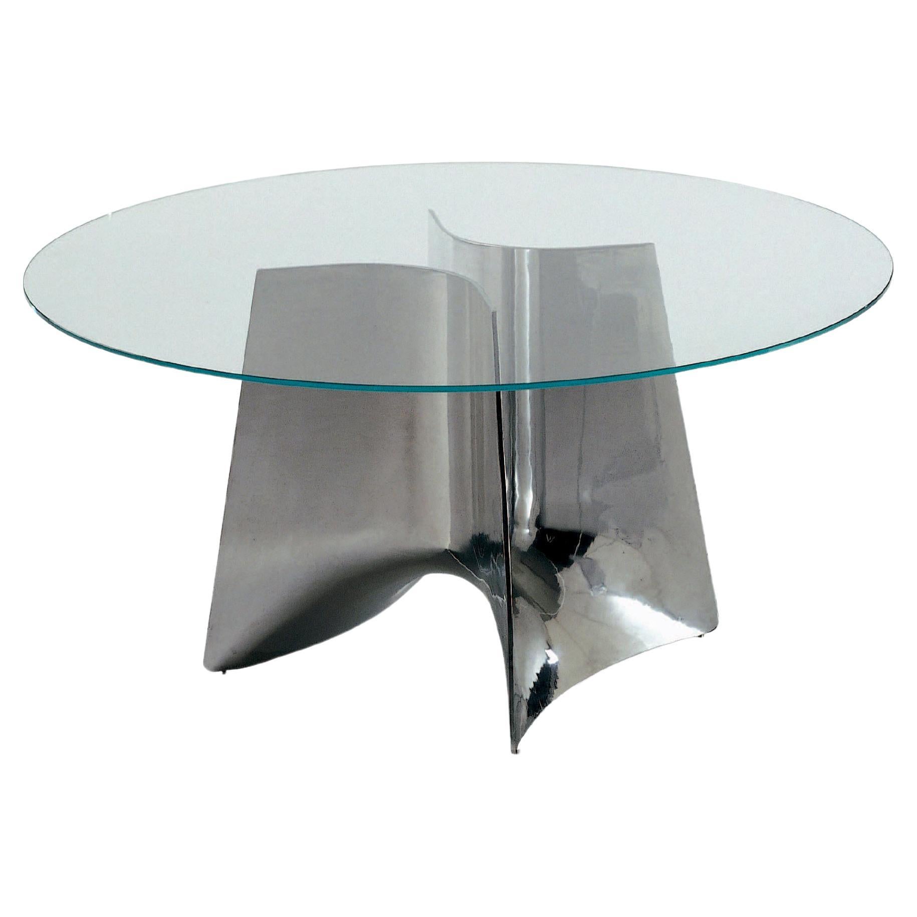 The form of the Bentz table base derives from a simple profile swept along a down and up trajectory. In doing so, it creates an airy and sculptural central focus with the functional characteristics of a column base. The resulting surface and volume