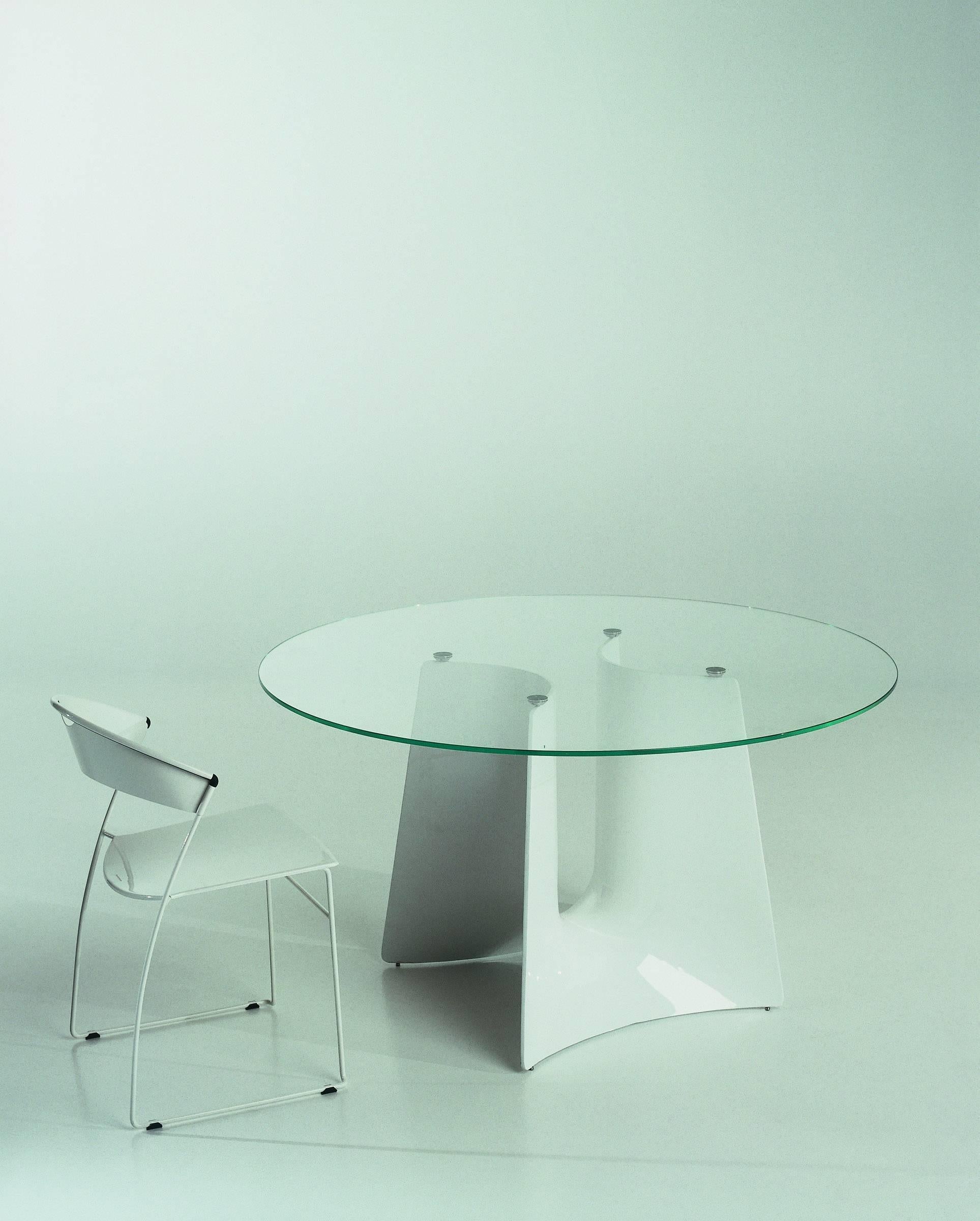 Table with base structure in aluminum sand-casting and tempered glass tops.

