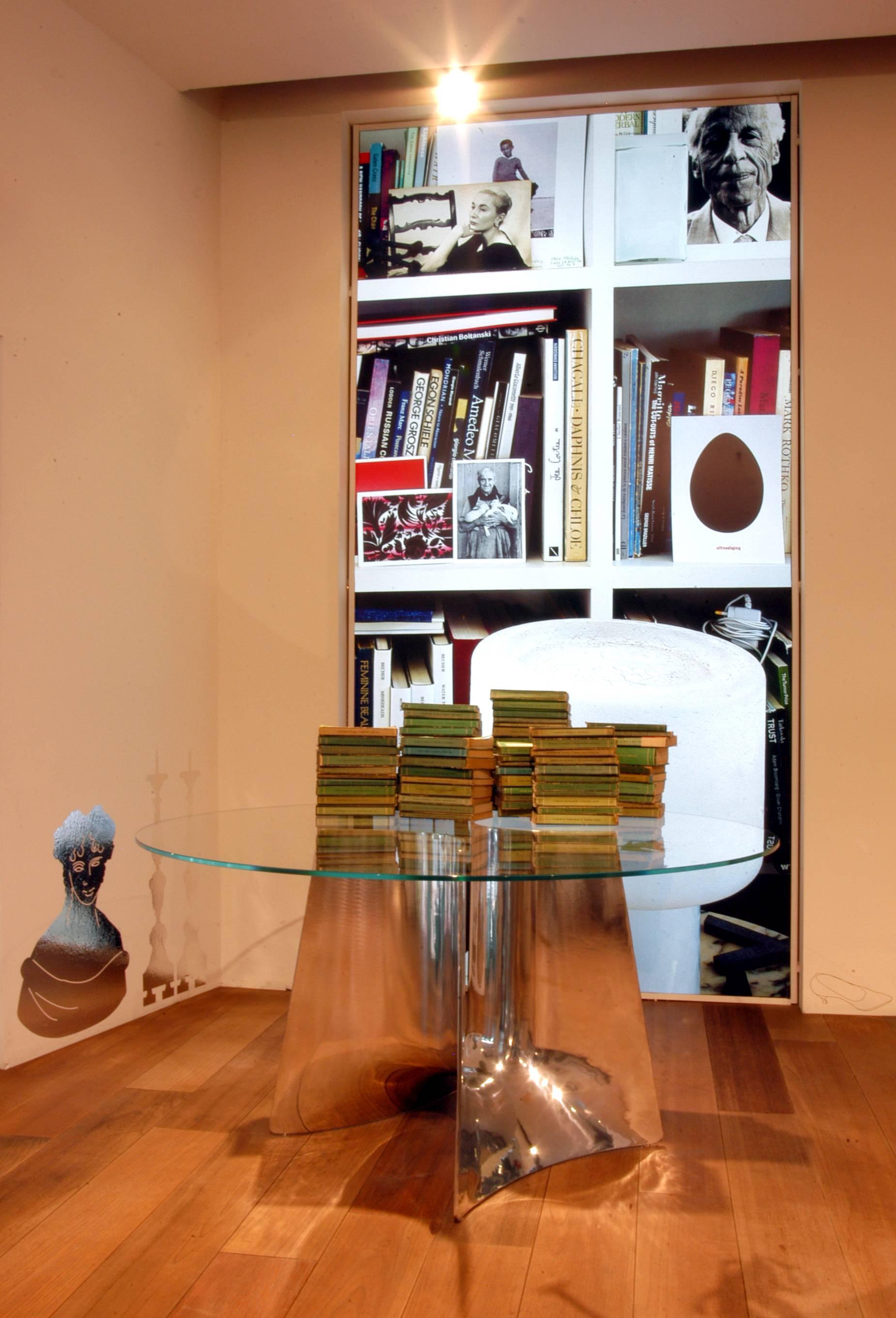 Baleri Italia, hoher runder weißer Bentz-Tisch mit Glasplatte von Jeff Miller im Zustand „Neu“ in Milano, Lombardia
