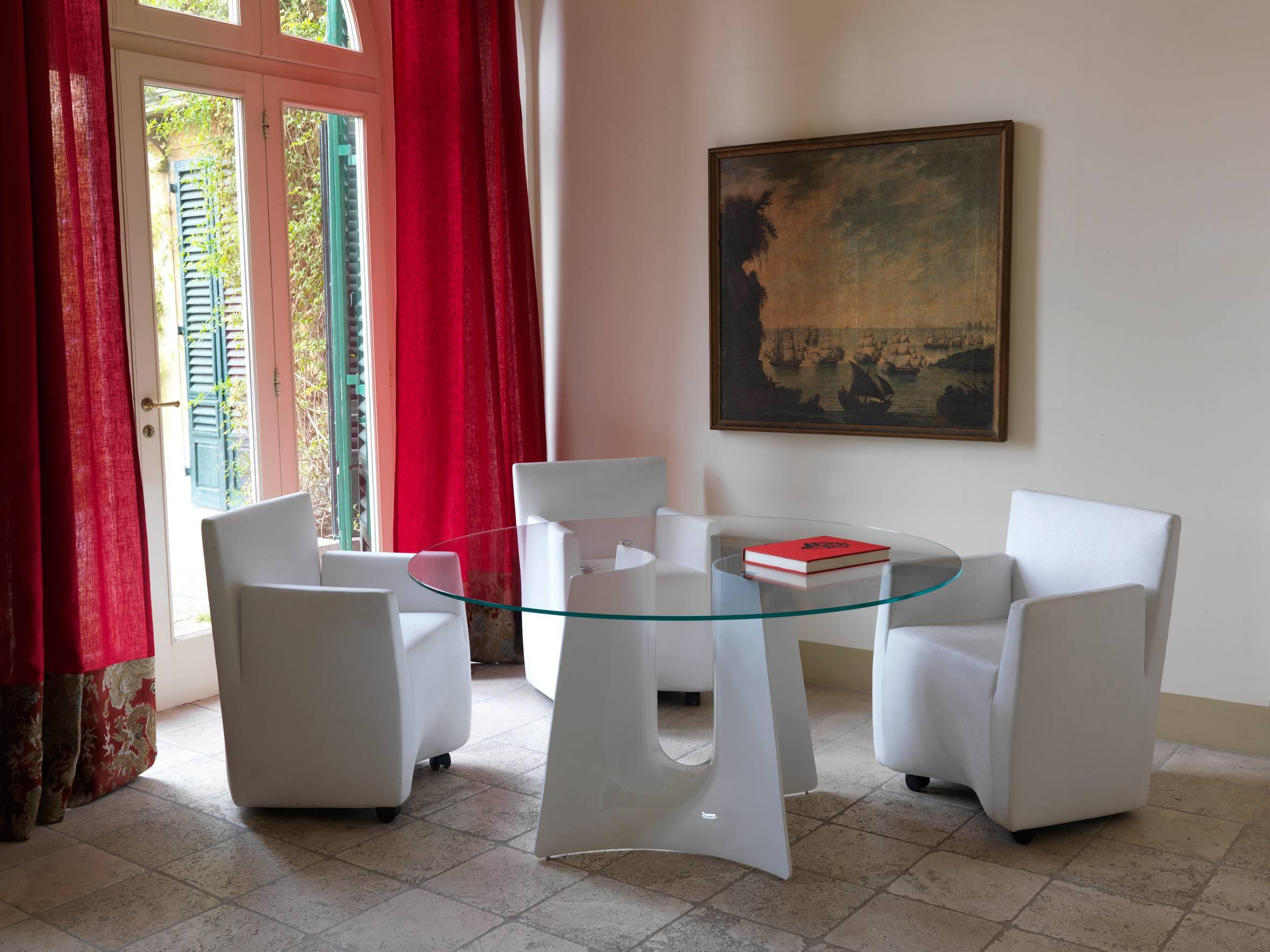 Baleri Italia, hoher runder weißer Bentz-Tisch mit Glasplatte von Jeff Miller (21. Jahrhundert und zeitgenössisch)