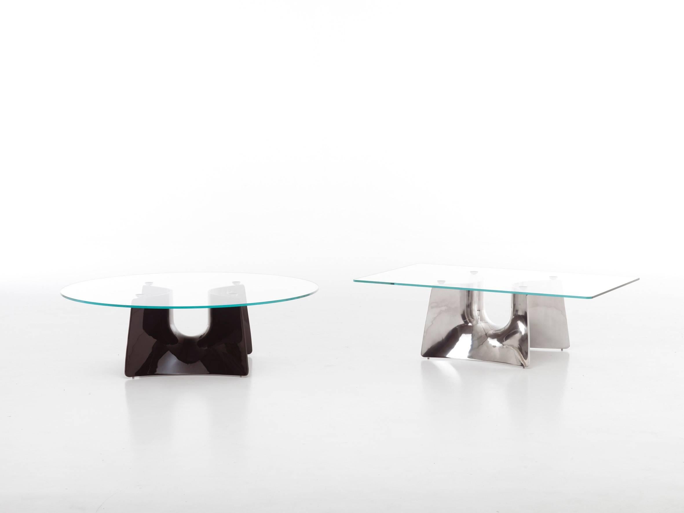 Coffee table with base structure in aluminium sand-casting and tempered glass top.

 