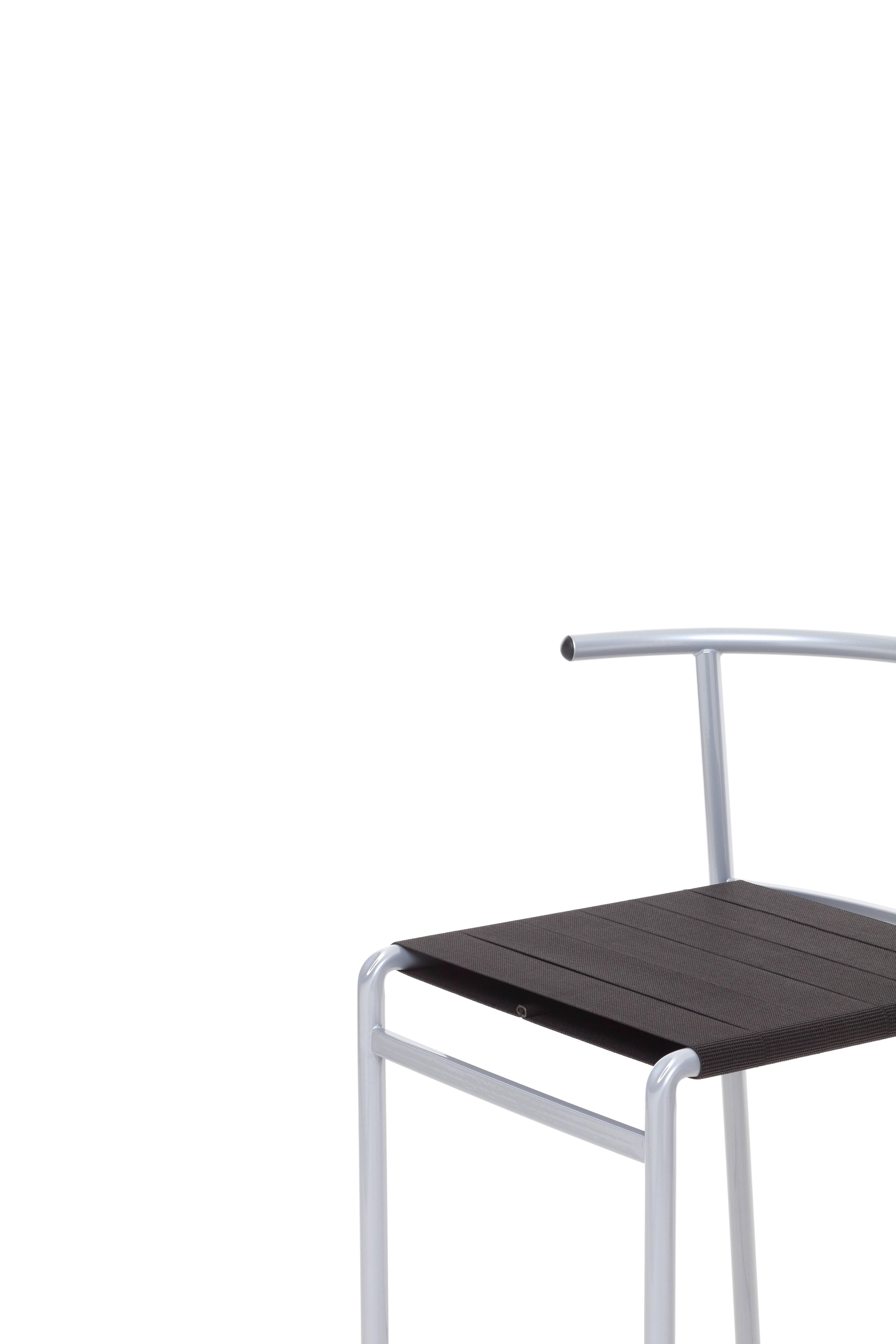 Ein Stuhl, der von dem berühmtesten französischen Designer für das damals berühmteste französische Café entworfen wurde: Das Café Costes in Paris. Dieser stapelbare Stuhl ist stabil und bequem: der ideale Stuhl für ein Café. Der Café Chair wurde in