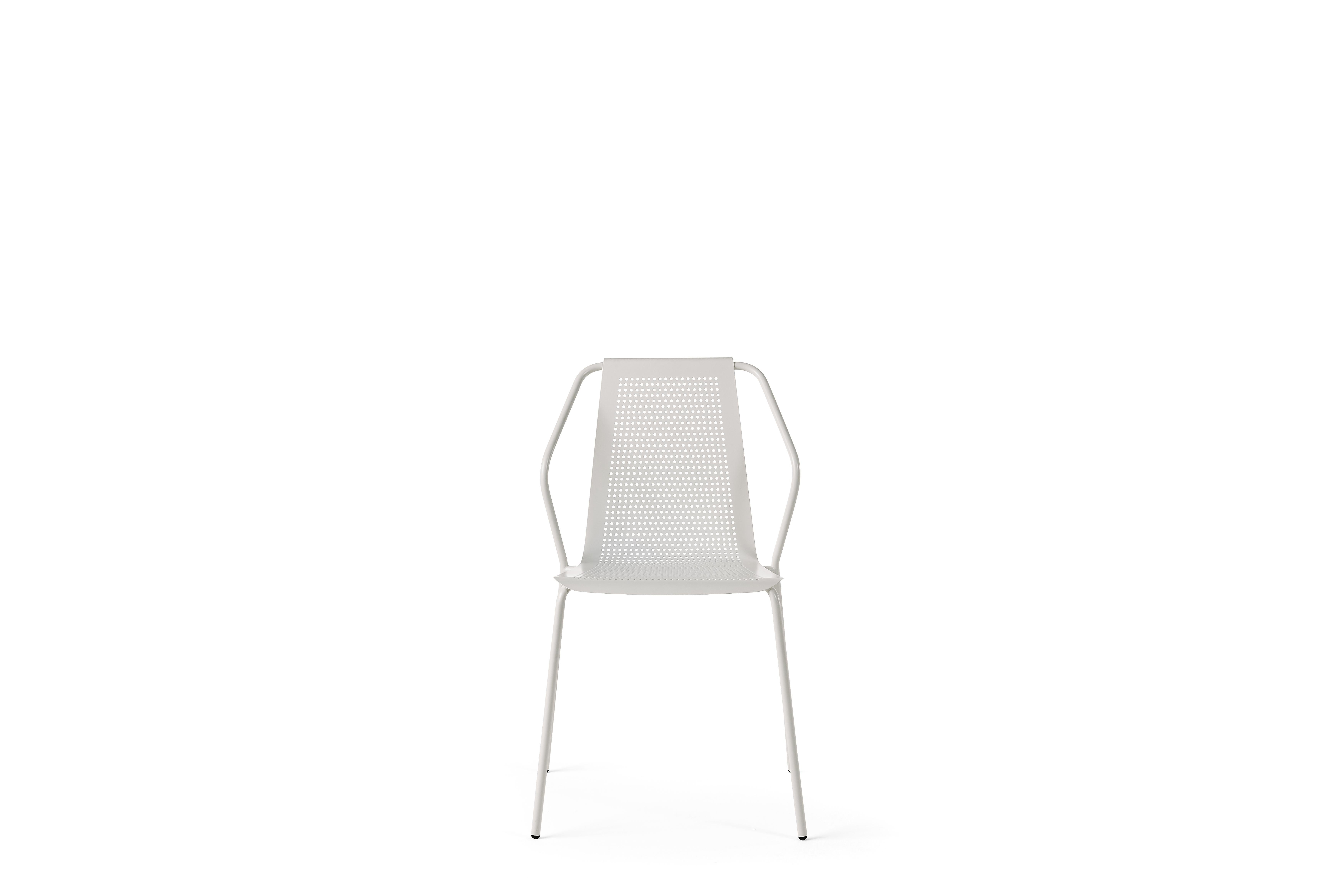 Donna was born out of a research for a lightness able to generate a system. The result is a chair that can easily fit into several different spaces and atmospheres. The slender metallic structure embraces the shell with a seat in the rear part of
