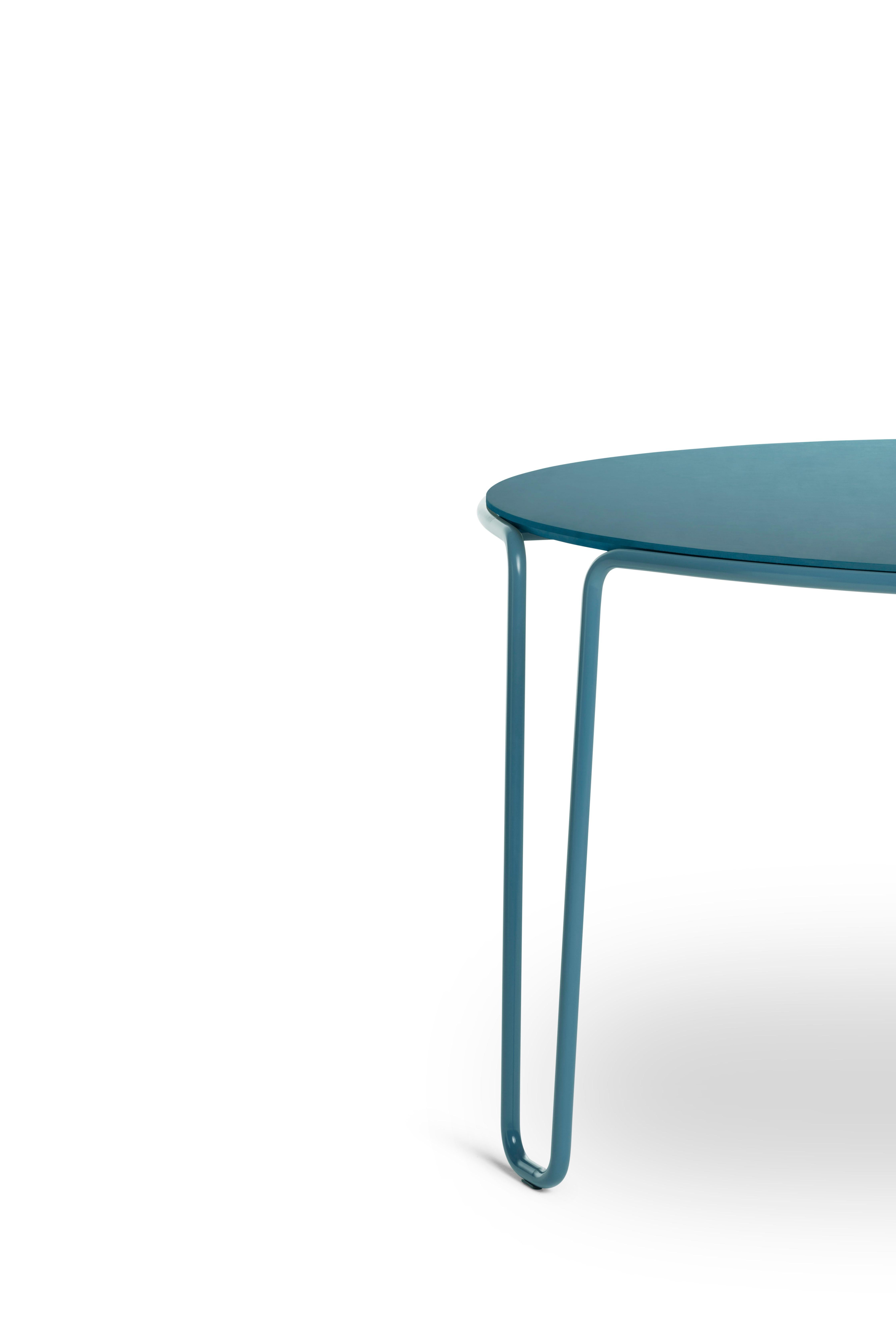 Table with frame in tubular steel painted with epoxy powders to match the top in MDF mass colored in blue (b), orange (ar) and black (n) protected with opaque transparent painting. The structure is available with tone-on-tone semi-gloss