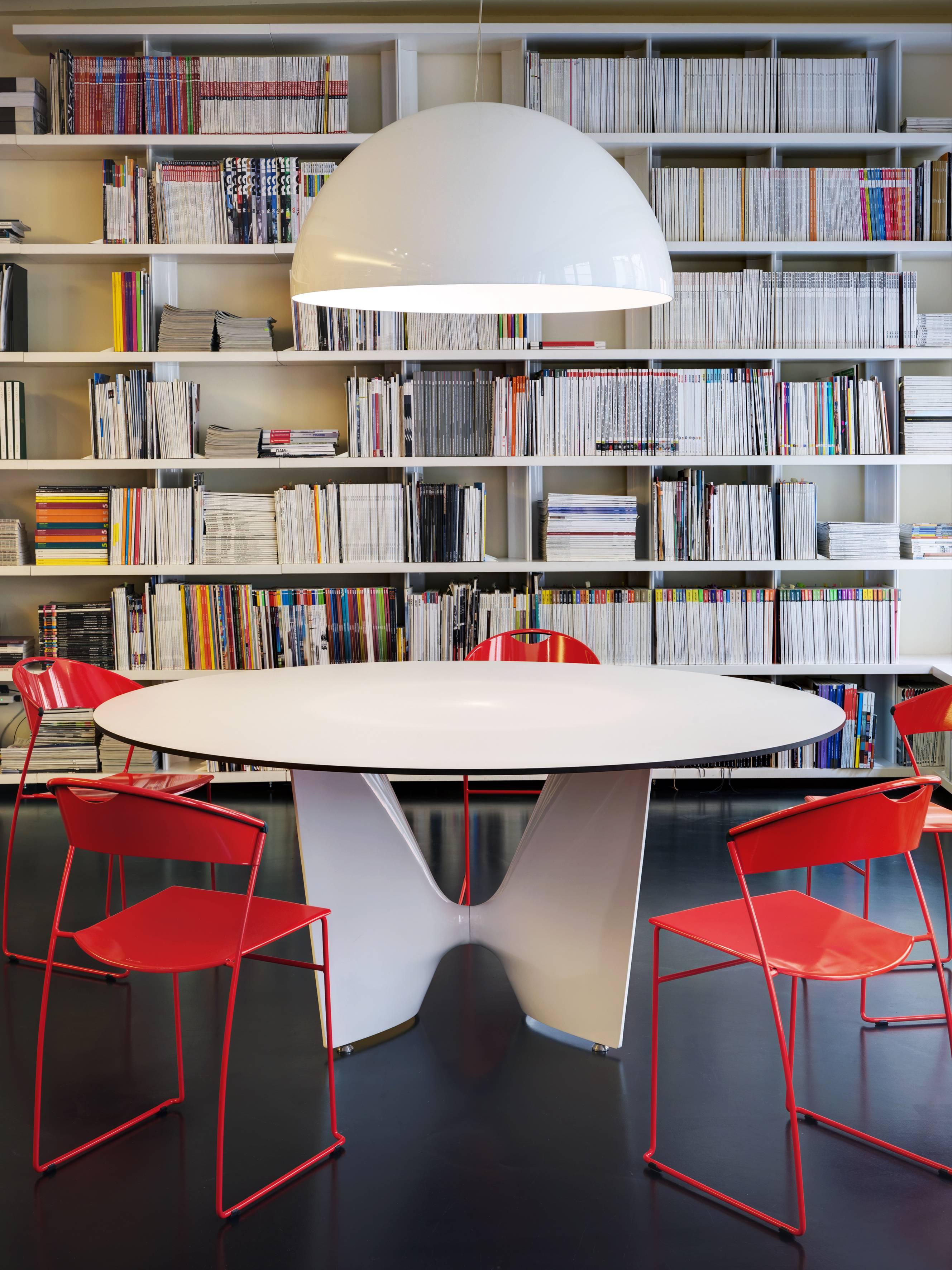 Baleri Italia: Fratino-Tisch aus hohem, rundem Aluminium mit Glasplatte von Jeff Miller (Moderne)