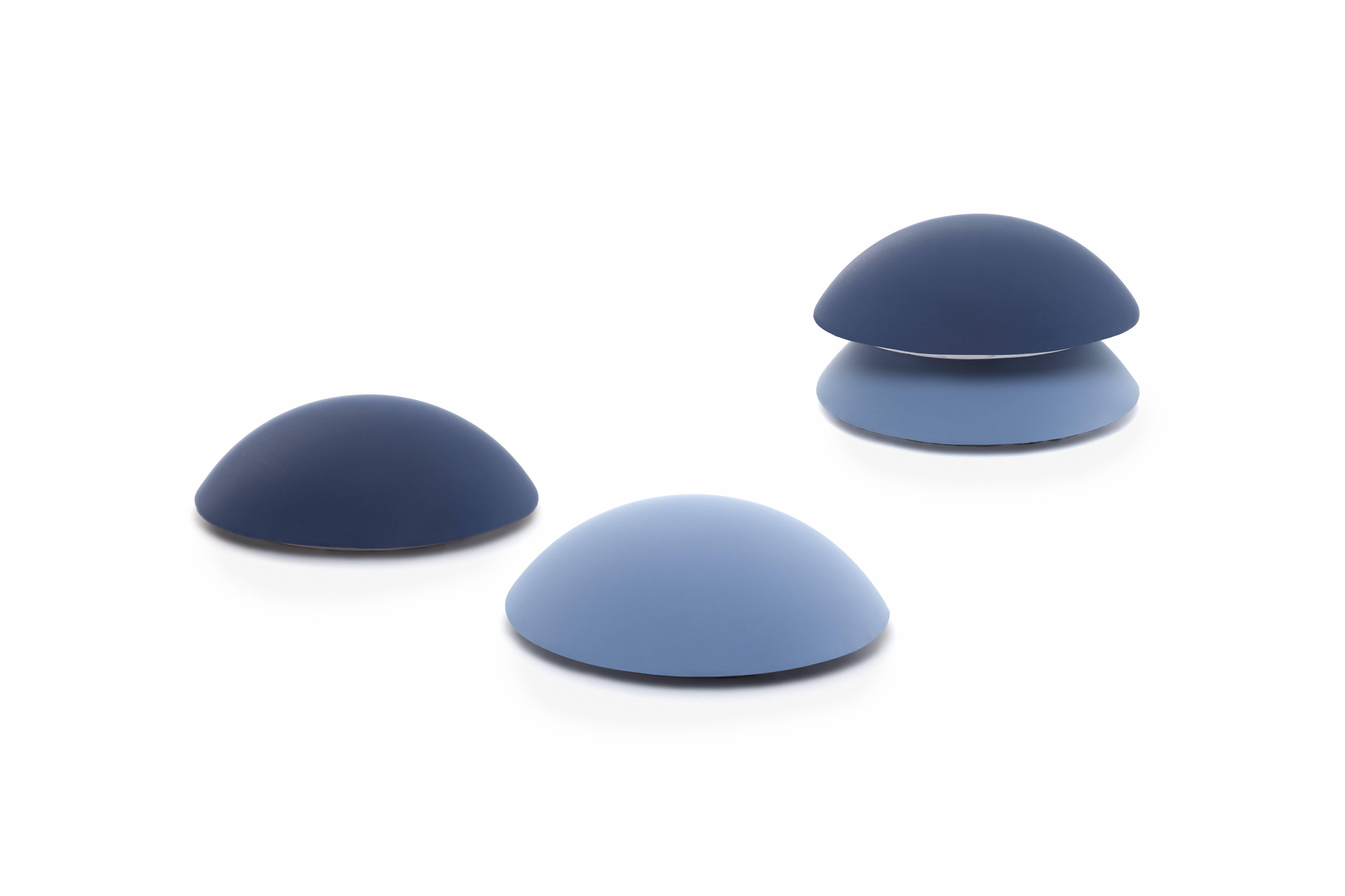 Flexible stackable seating in lens shape in flexible polyurethane, cold-processed without CDC, with a support base. The removable cover is in bi-elastic fabric.

 