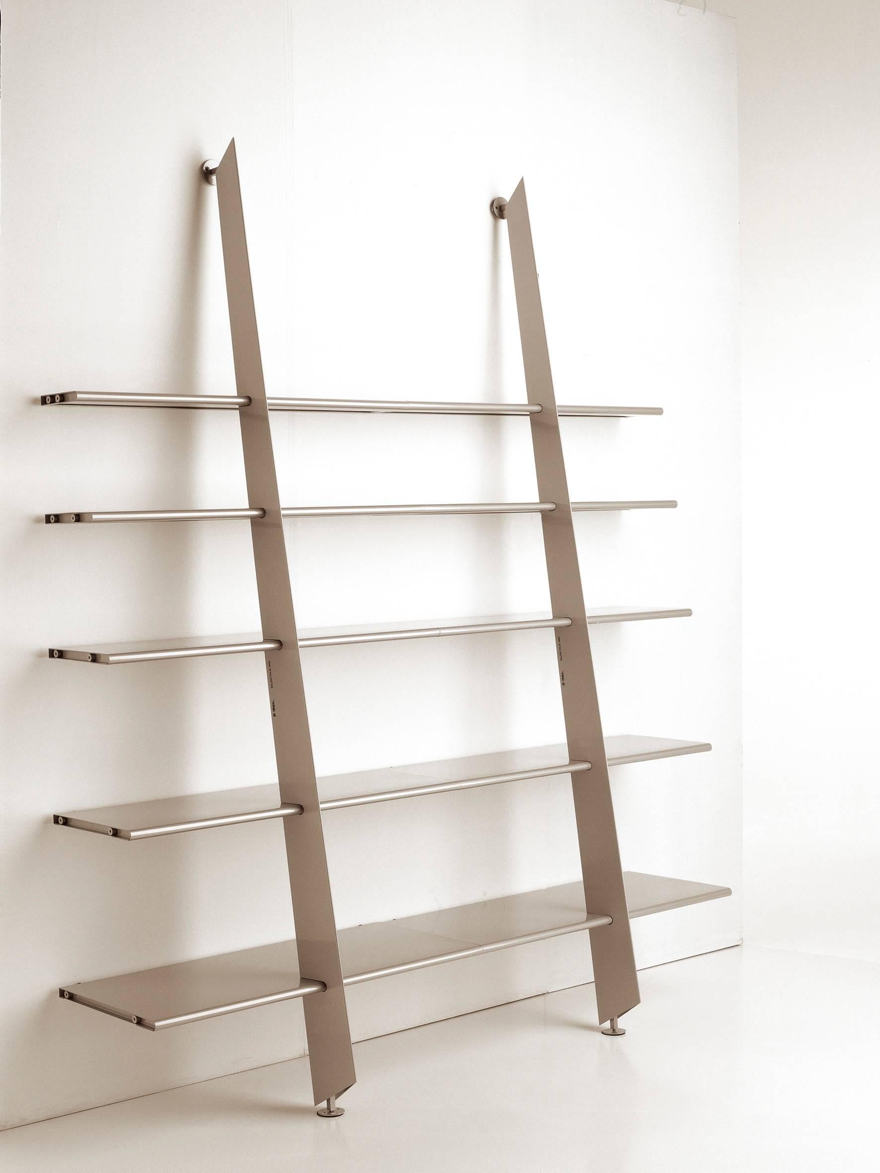 Mac Gee is the essence of a bookshelf. Philippe Starck cleaned and cleaned the structure to only keep the square root, the skeleton of a bookshelf. Therefore avoiding styles, the timeless Mac Gee has lived for decades, as if simply leaned against