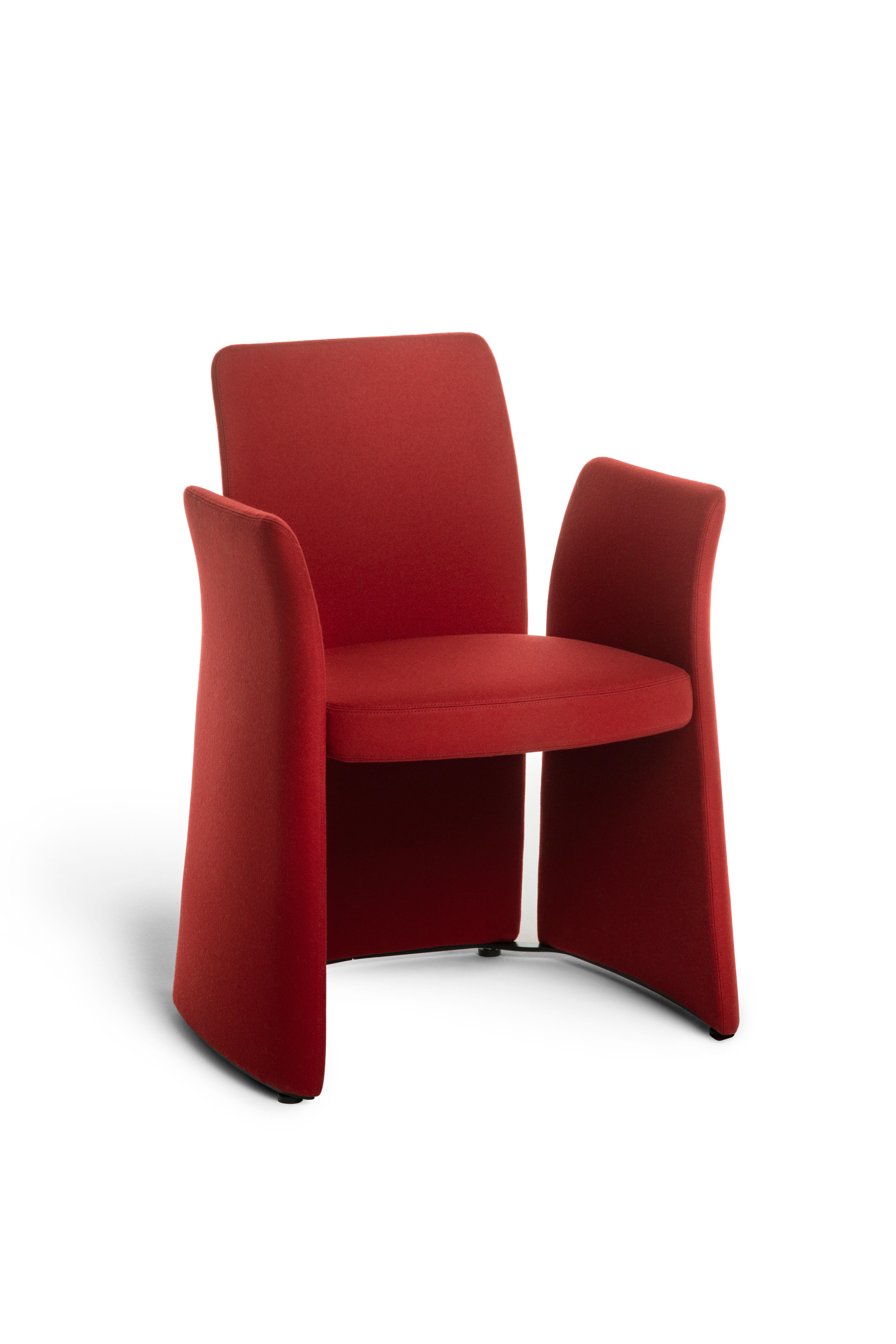 Armchair with structure in tubolar steel, filler in flexible polyurethane, cold-processed without CFC. Non removable cover, in fabric, technical fabric, leather, synthetic leather, customer leather (pc) or customer fabric (tc).

     