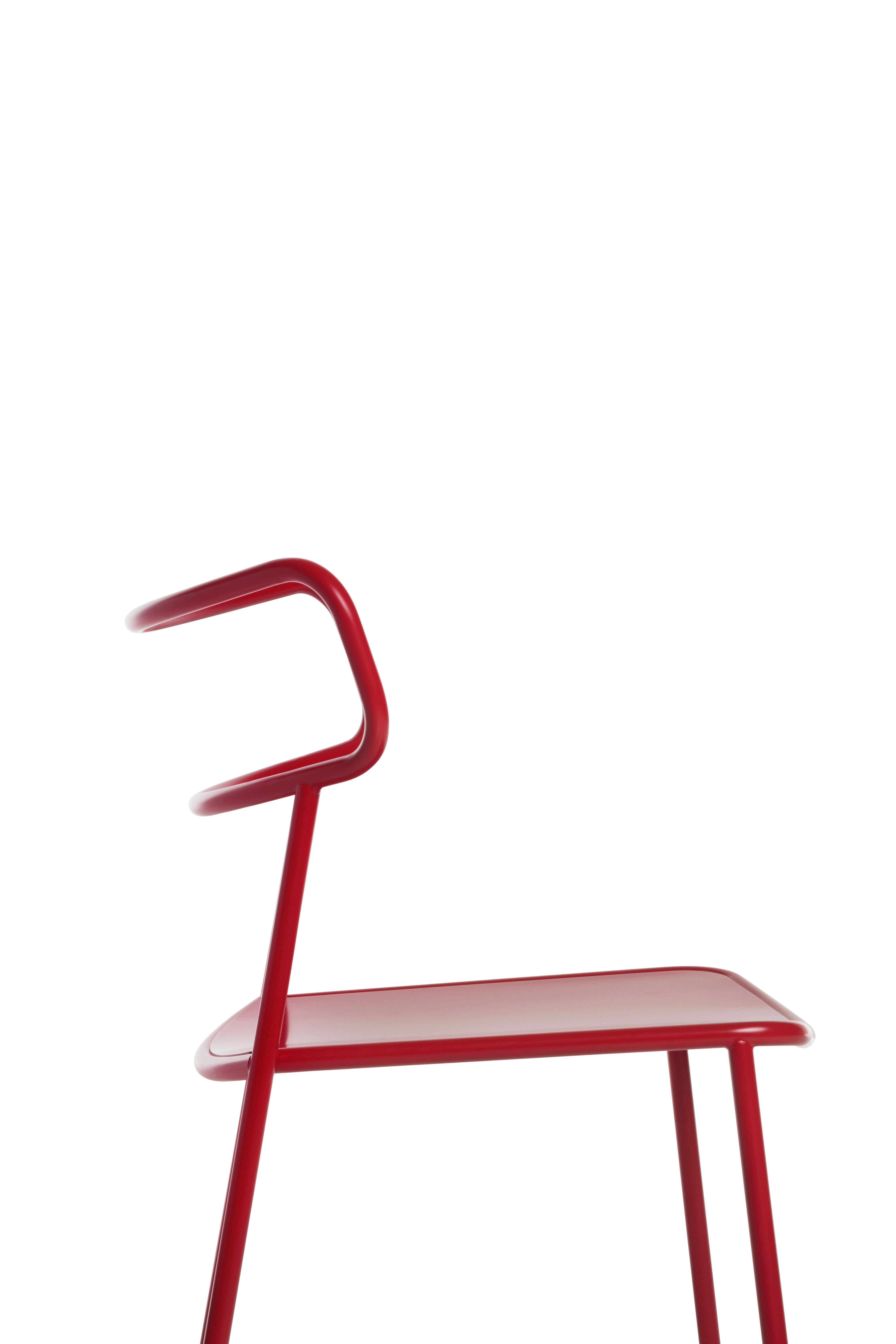 Paloma, both outdoors and indoors, translates the gestural sketch of the pencil into a three-dimensional object, capturing on the paper the essence of a chair through a minimalistic and unencumbered approach. Due to its immediate profound emotional